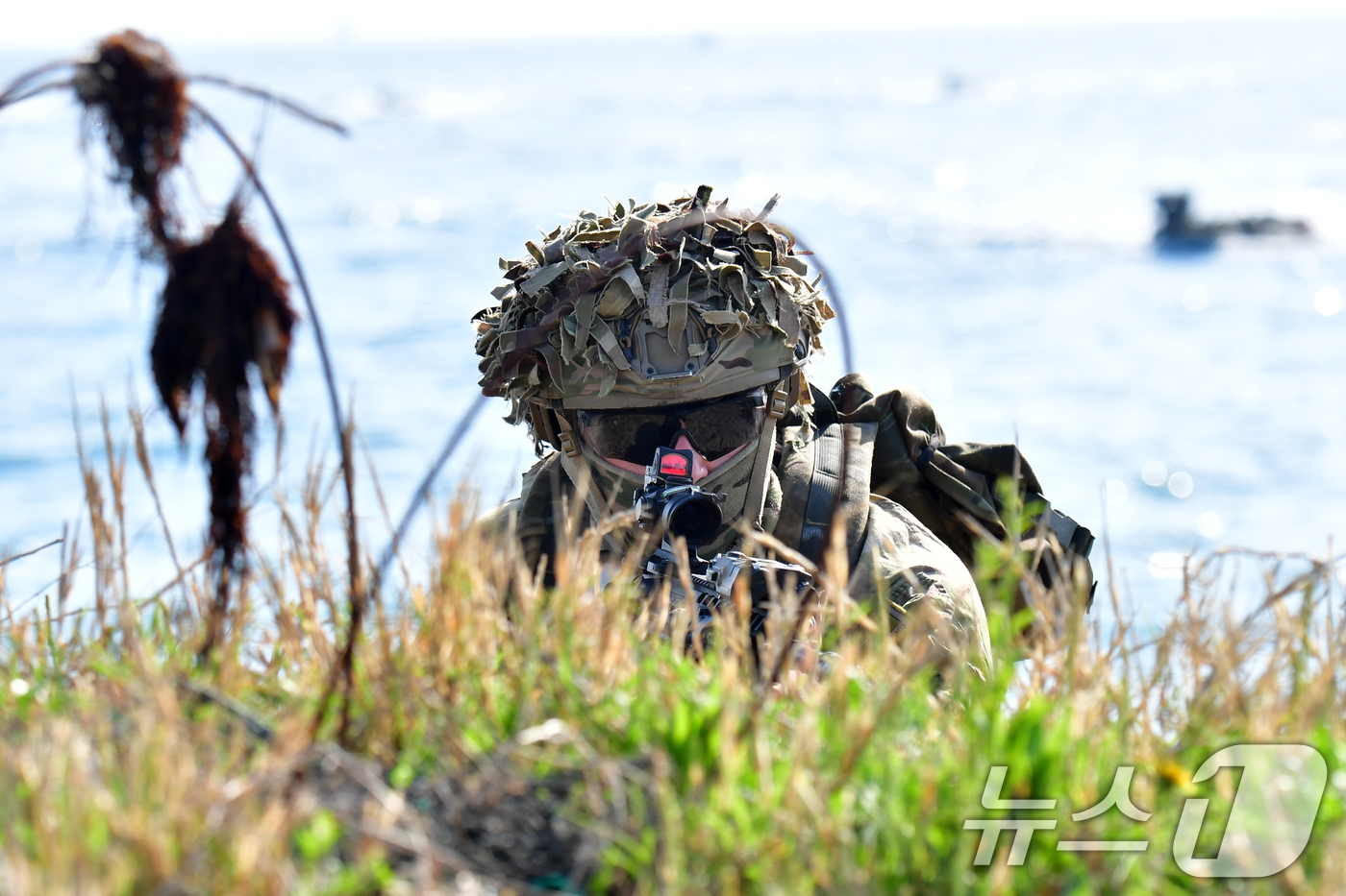 (포항=뉴스1) 최창호 기자 = 27일 오전 경북 포항시 송라면 해안에서 실시된 2026년 해병대 연합상륙훈련에서 해병대상륙돌격장갑차로 해안에 상륙한 뉴질랜드 육군 병력이 해안 두 …