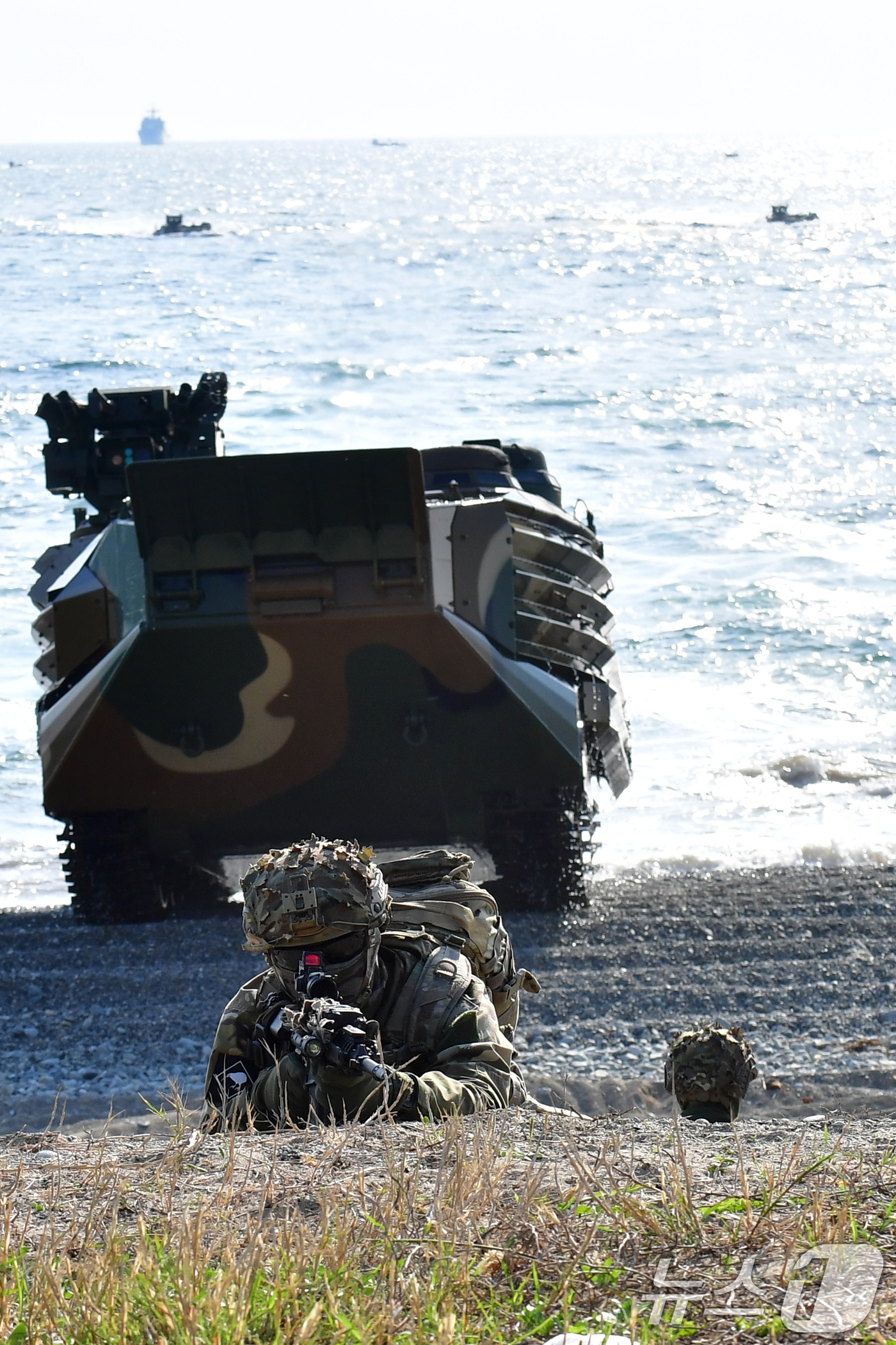 (포항=뉴스1) 최창호 기자 = 27일 오전 경북 포항시 송라면 해안에서 실시된 2026년 해병대 연합상륙훈련에서 해병대상륙돌격장갑차로 해안에 상륙한 뉴질랜드 육군 병력이 해안 두 …