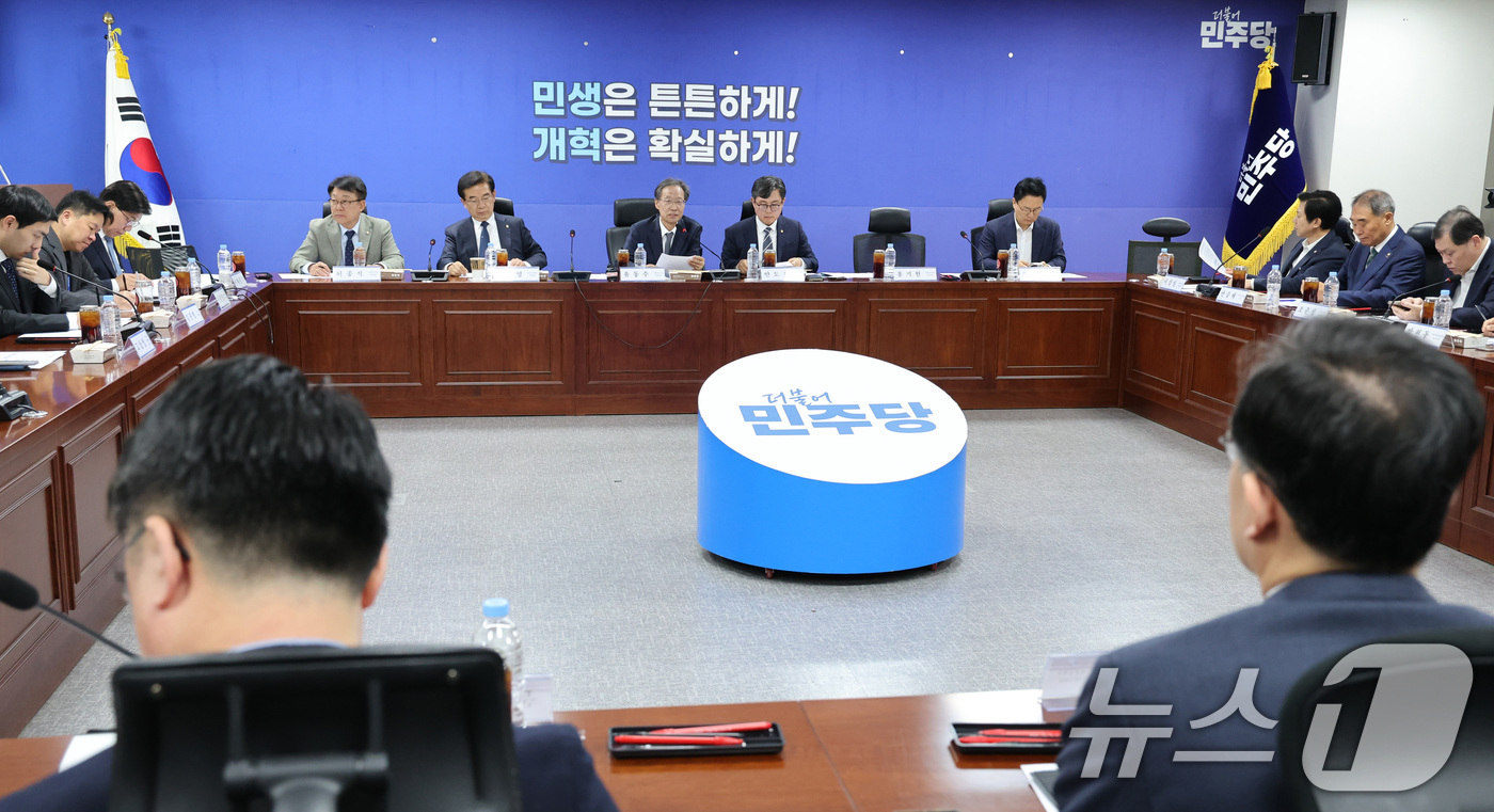 (서울=뉴스1) 신웅수 기자 = 유동수 위원장이 27일 서울 여의도 국회 의원회관에서 열린 더불어민주당 중동전쟁 경제대응특별위원회 4차 회의에서 발언하고 있다. 2026.4.27/ …