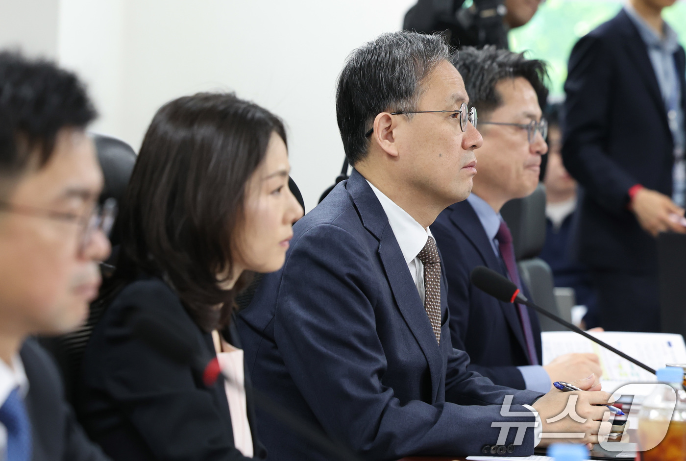 (서울=뉴스1) 신웅수 기자 = 이형일 재정경제부 1차관과 김진아 외교부 2차관 등이 27일 서울 여의도 국회 의원회관에서 열린 더불어민주당 중동전쟁 경제대응특별위원회 4차 회의에 …