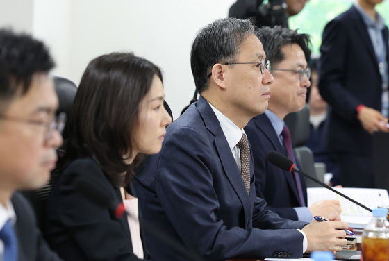 발언 듣는 이형일  차관