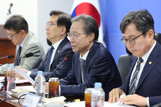 모두발언하는 유동수 중동전쟁특위 위원장