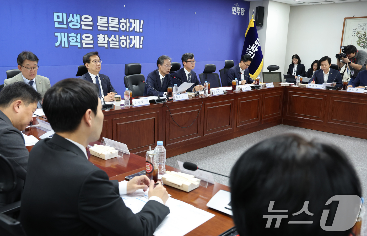 (서울=뉴스1) 신웅수 기자 = 유동수 위원장이 27일 서울 여의도 국회 의원회관에서 열린 더불어민주당 중동전쟁 경제대응특별위원회 4차 회의에서 발언하고 있다. 2026.4.27/ …