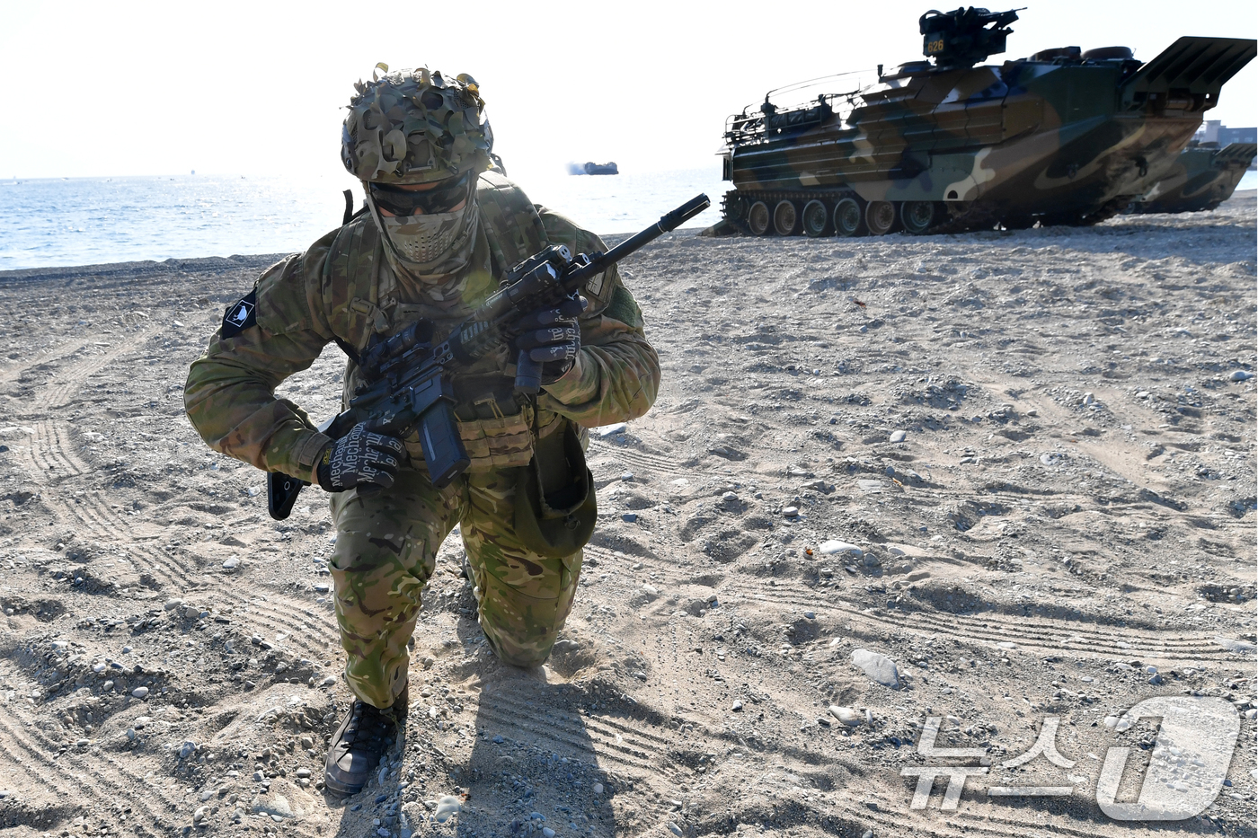 (포항=뉴스1) 최창호 기자 = 27일 오전 경북 포항시 송라면 해안에서 실시된 2026년 해병대 연합상륙훈련에서 해병대상륙돌격장갑차로 해안에 상륙한 뉴질랜드 육군 병력이 해안 두 …