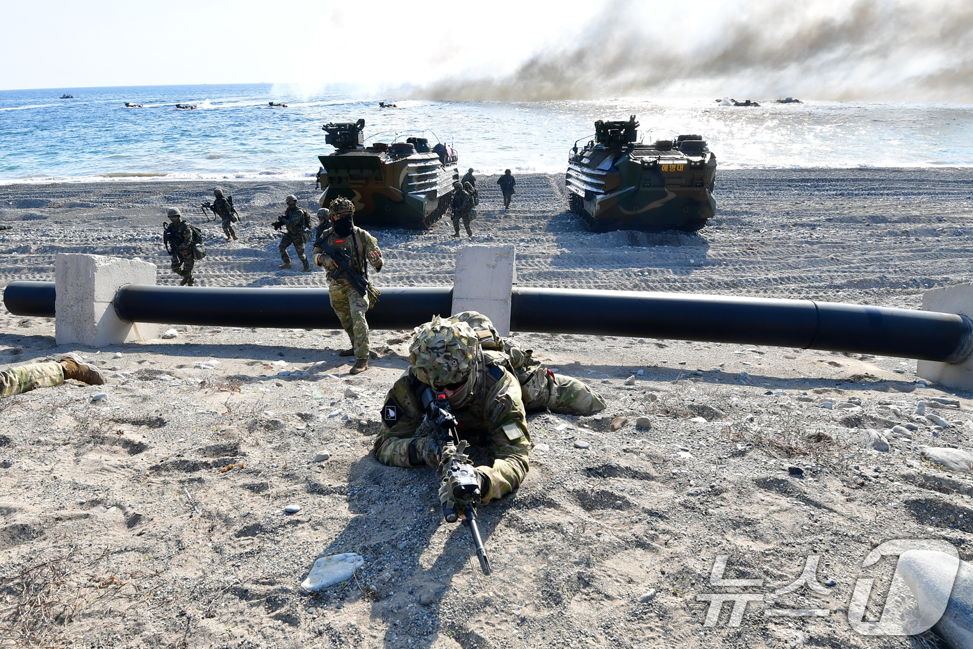 (포항=뉴스1) 최창호 기자 = 27일 오전 경북 포항시 송라면 해안에서 실시된 2026년 해병대 연합상륙훈련에서 해병대상륙돌격장갑차로 해안에 상륙한 뉴질랜드 육군 병력이 해안 두 …