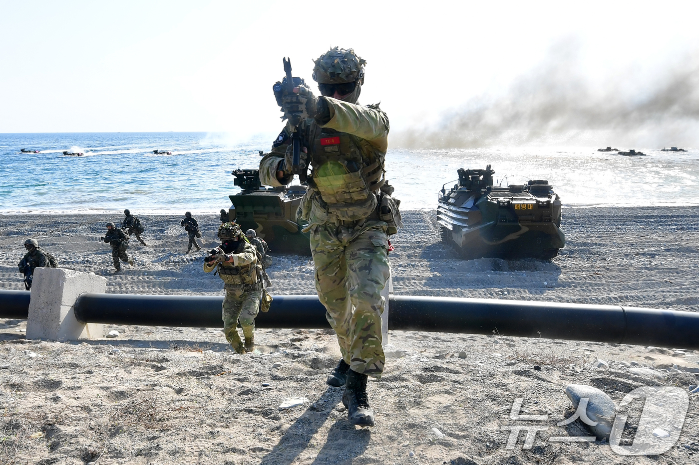 (포항=뉴스1) 최창호 기자 = 27일 오전 경북 포항시 송라면 해안에서 실시된 2026년 해병대 연합상륙훈련에서 해병대상륙돌격장갑차로 해안에 상륙한 뉴질랜드 육군 병력이 해안 두 …
