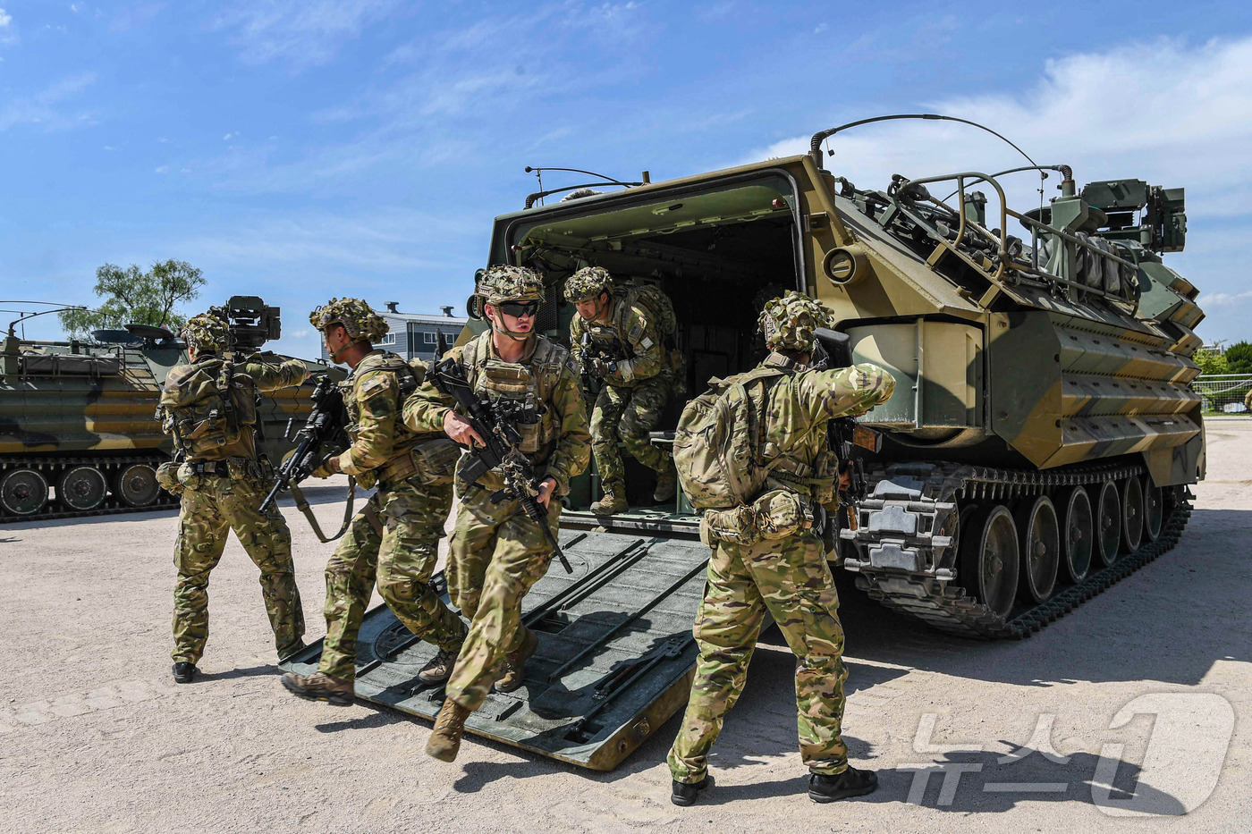 (서울=뉴스1) = 지난 21일 경북 포항 일대에서 열린 2026년 전반기 합동상륙작전에서 한국 해병대와 뉴질랜드 육군 장병들이 한국형 상륙돌격장갑차(KAAV) 승하차 훈련을 실시 …