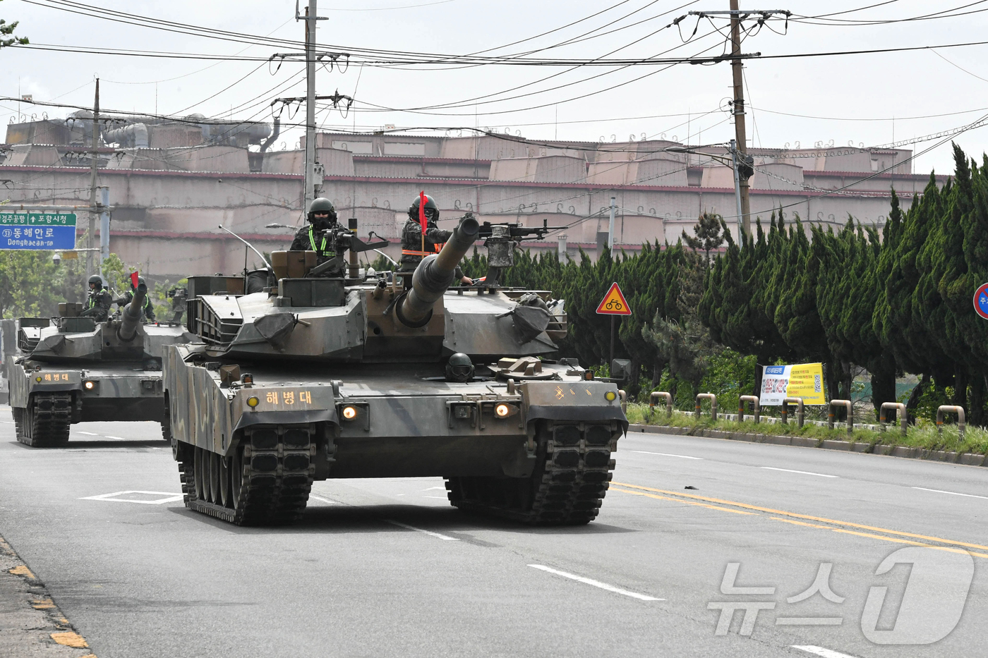 (서울=뉴스1) = 지난 23일 경북 포항 일대에서 열린 2026년 전반기 합동상륙작전에서 K-1A2 전차가 탑재를 위해 기동하고 있다. (해병대사령부 제공. 재판매 및 DB 금지 …