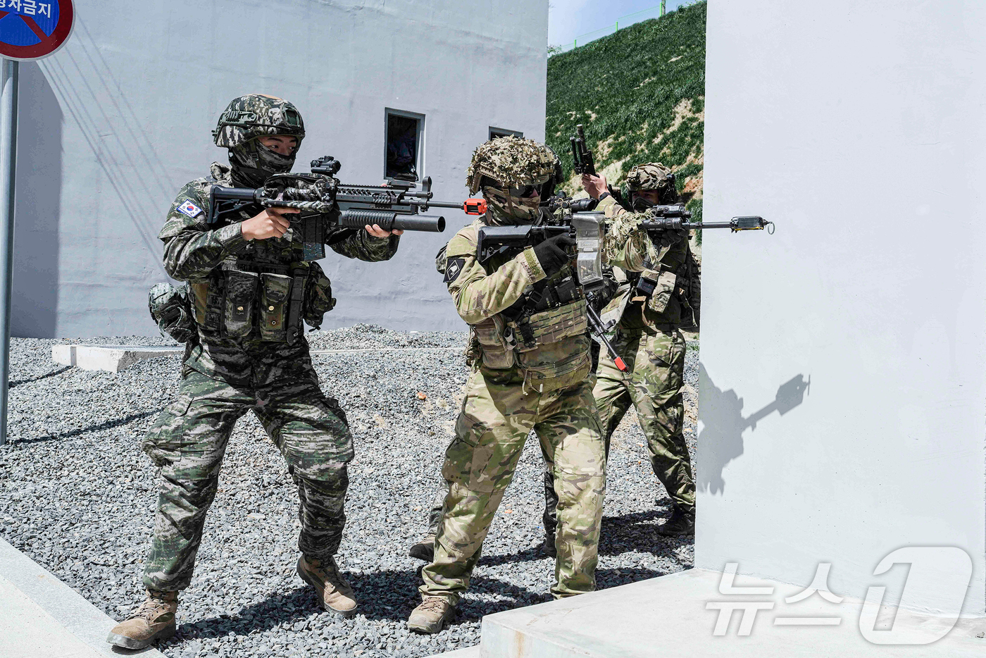 (서울=뉴스1) = 지난 21일 경북 포항 일대에서 열린 2026년 전반기 합동상륙작전에서 한국 해병대와 뉴질랜드 육군 장병들이 도시지역작전을 실시하고 있다. (해병대사령부 제공. …