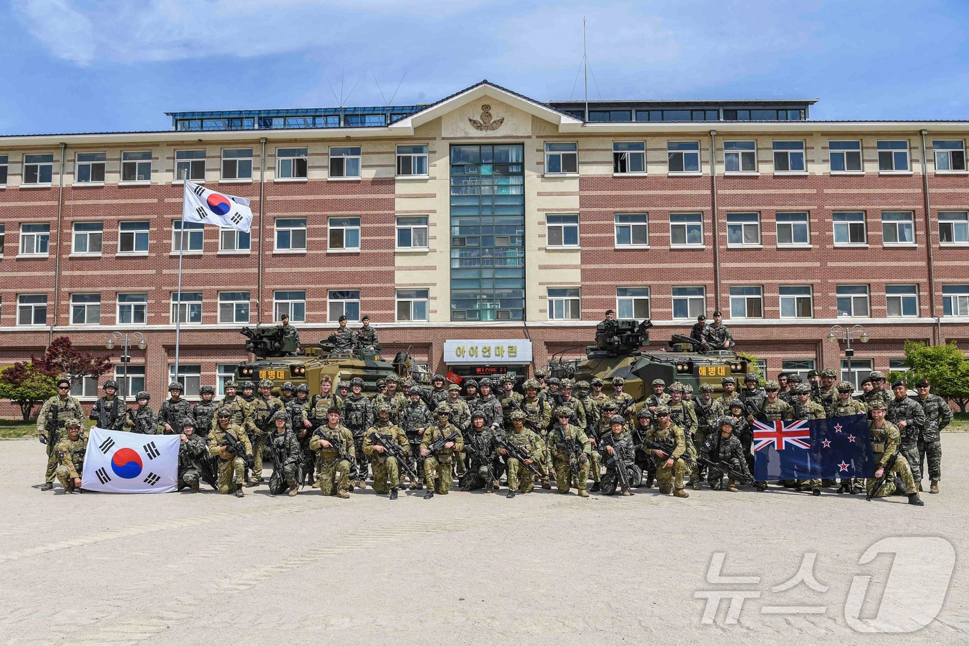 (서울=뉴스1) = 지난 21일 경북 포항 일대에서 열린 2026년 전반기 합동상륙작전에서 한국 해병대와 뉴질랜드 육군 장병들이 주둔지에서 기념 촬영을 하고 있다. (해병대사령부 …