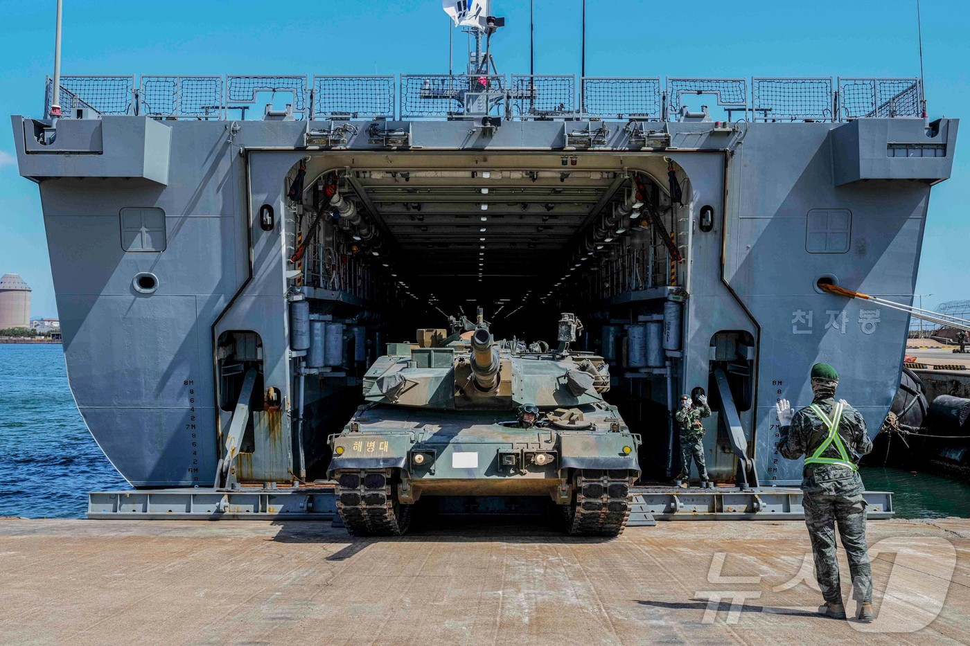 (서울=뉴스1) = 지난 24일 경북 포항 일대에서 열린 2026년 전반기 합동상륙작전에서 상륙군이 K-1A2 전차를 천자봉함(LST-Ⅱ)에 탑재하고 있다. (해병대사령부 제공. …