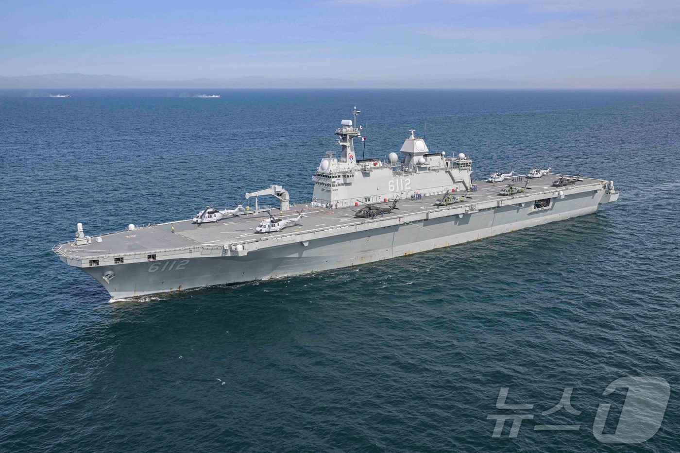 (서울=뉴스1) = 지난 26일 경북 포항 일대에서 열린 2026년 전반기 합동상륙작전에서 합동공중전력을 탑재한 마라도함(LPH)이 목표지역으로 기동하고 있다. (해병대사령부 제공 …