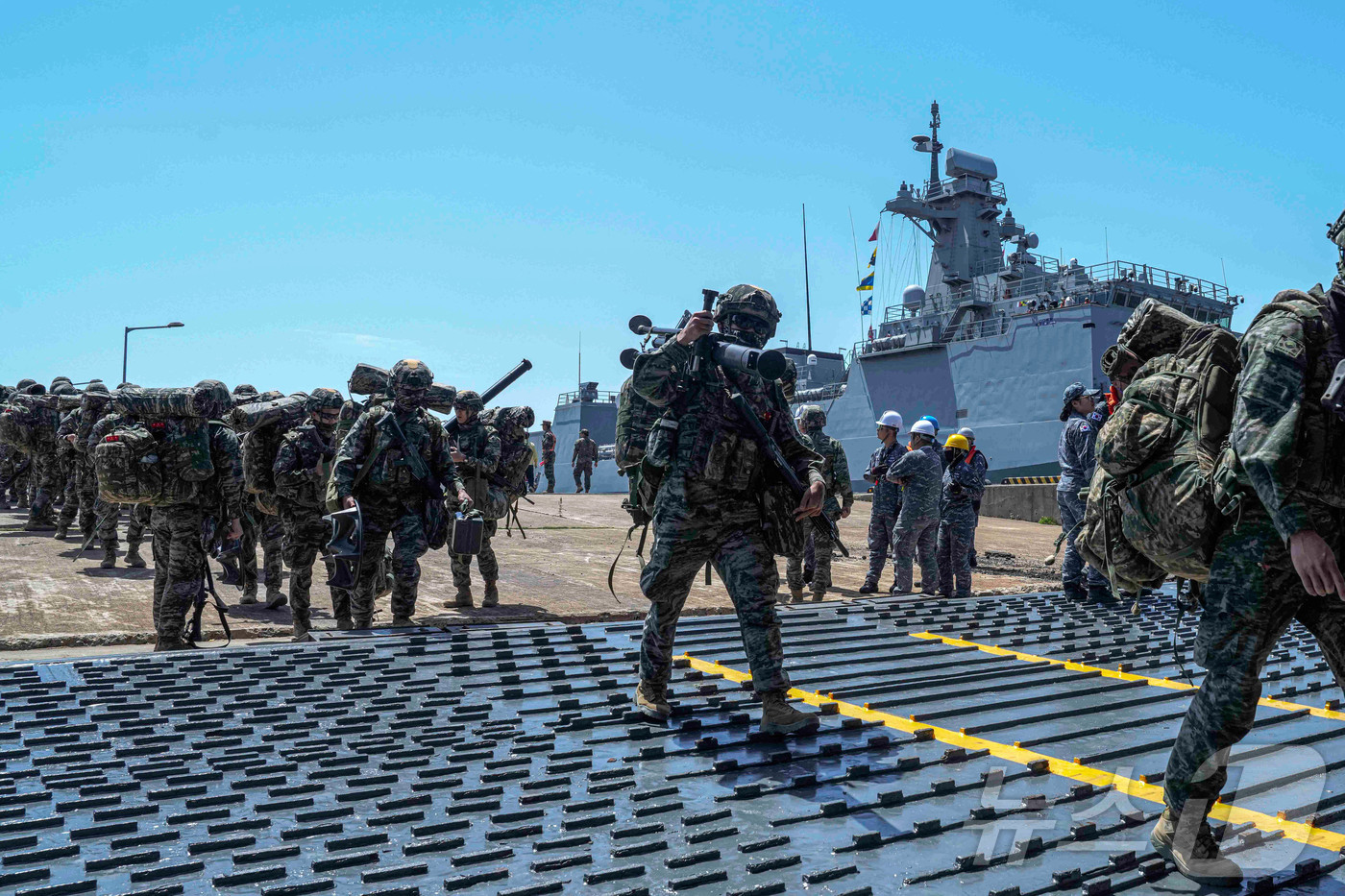 (서울=뉴스1) = 지난 24일 경북 포항 일대에서 열린 2026년 전반기 합동상륙작전에서 상륙군이 상륙함(LST-Ⅱ)에 탑승하고 있다. (해병대사령부 제공. 재판매 및 DB 금지 …