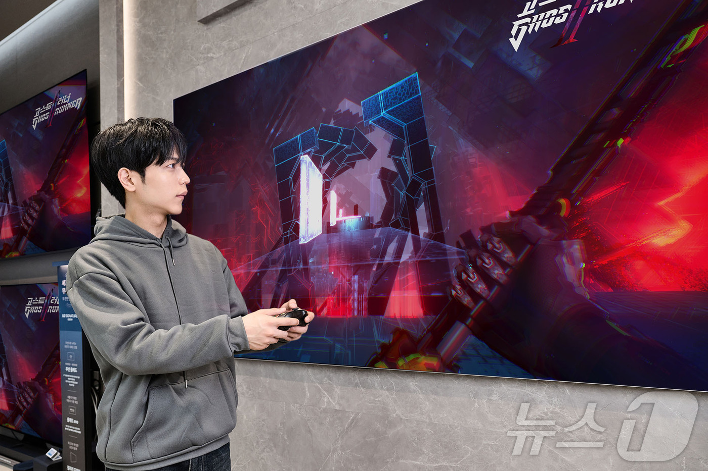 (서울=뉴스1) = LG전자가 오는 9월 13일까지 전국 16개 베스트샵 주요 매장에서 LG 올레드TV로 엔비디아 클라우드 게임 서비스 '지포스 나우'를 체험해볼 수 있는 게임 체 …