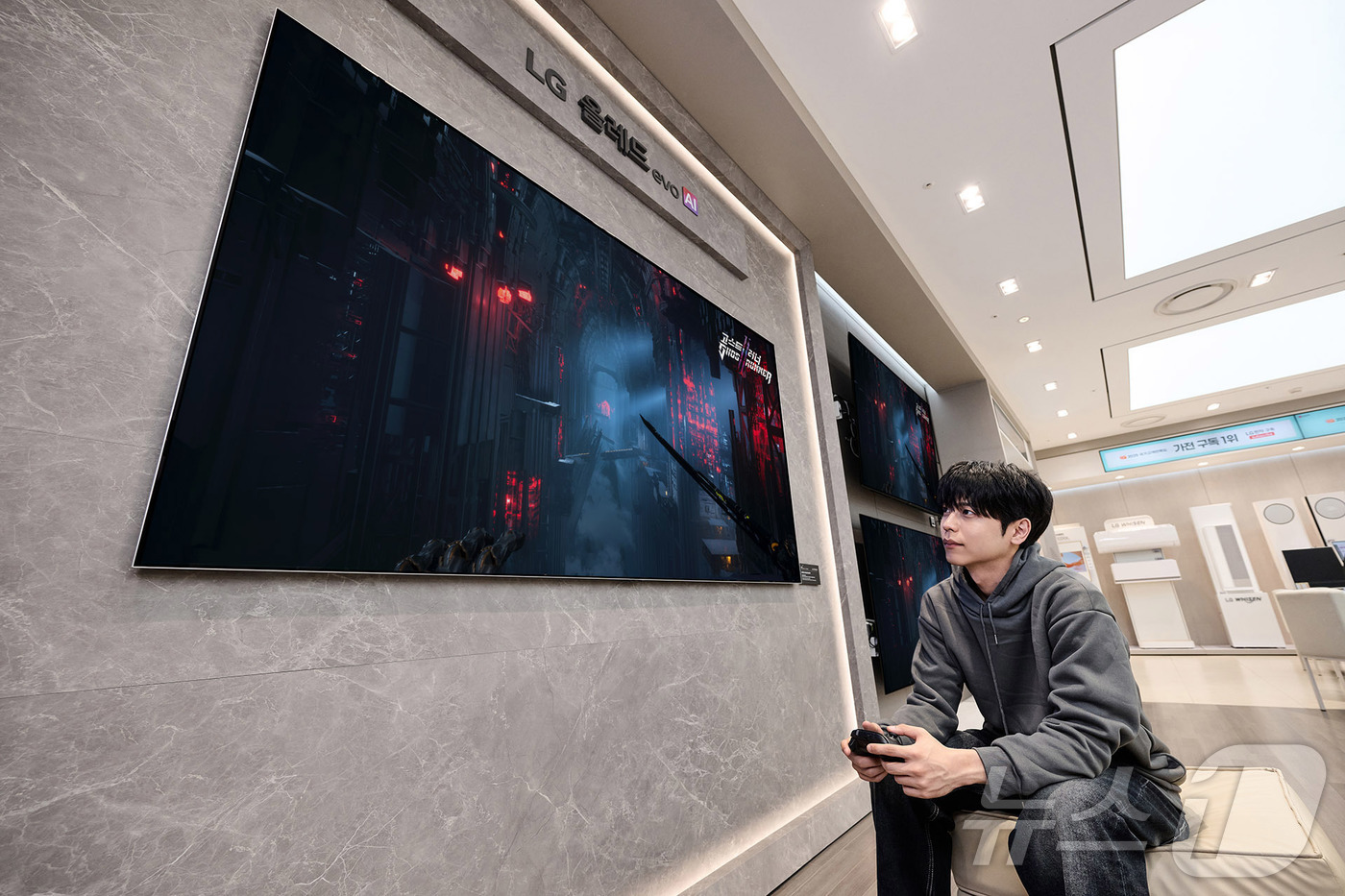 (서울=뉴스1) = LG전자가 오는 9월 13일까지 전국 16개 베스트샵 주요 매장에서 LG 올레드TV로 엔비디아 클라우드 게임 서비스 '지포스 나우'를 체험해볼 수 있는 게임 체 …