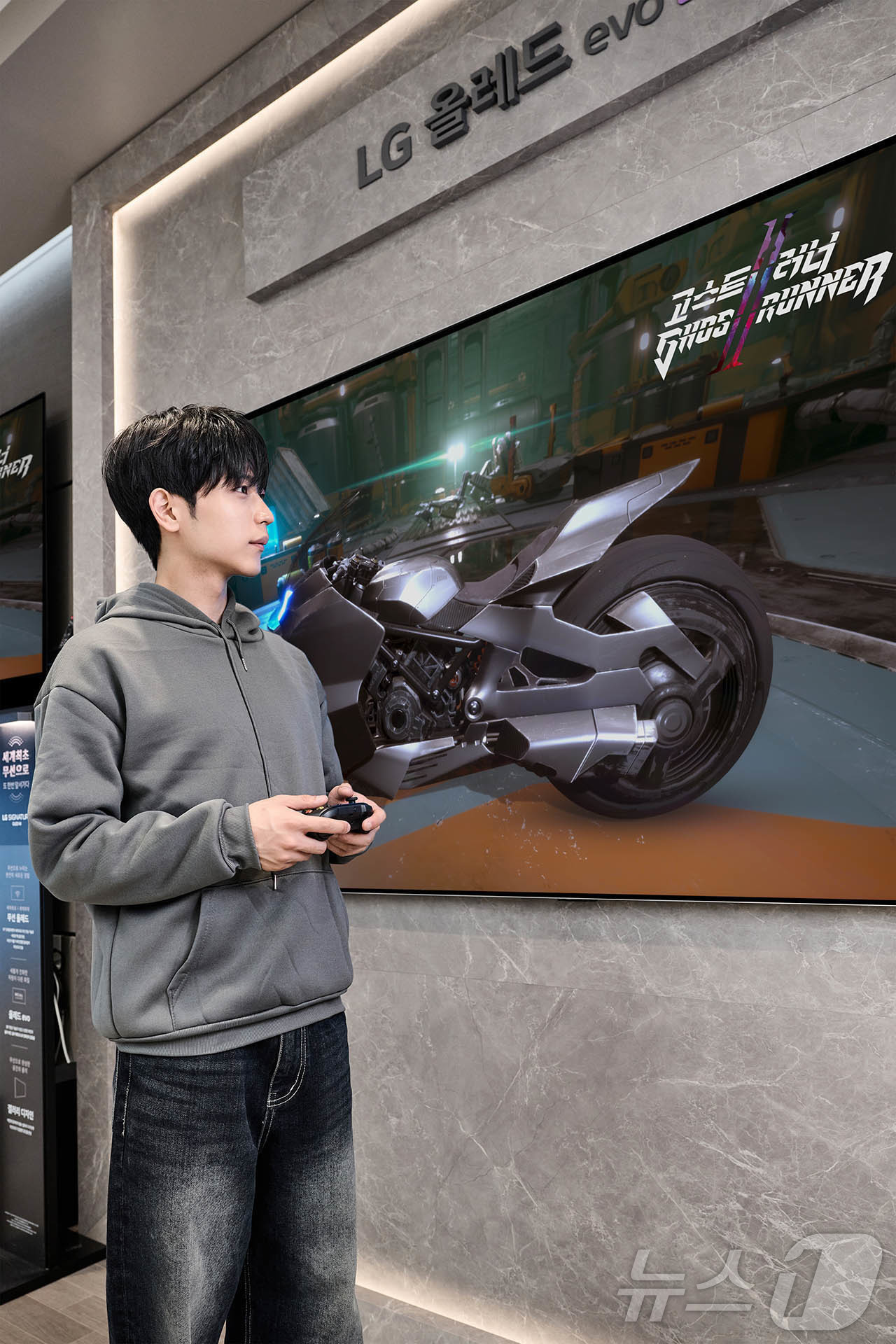 (서울=뉴스1) = LG전자가 오는 9월 13일까지 전국 16개 베스트샵 주요 매장에서 LG 올레드TV로 엔비디아 클라우드 게임 서비스 '지포스 나우'를 체험해볼 수 있는 게임 체 …