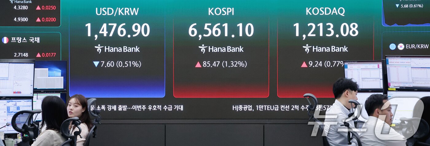 본문 이미지 - 코스피 지수가 반도체 업황 호조에 힘입어 상승 흐름을 이어간 27일 오전 서울 중구 하나은행 딜링룸 전광판에 시황이 표시되고 있다.  2026.4.27 ⓒ 뉴스1 조연우 인턴기자