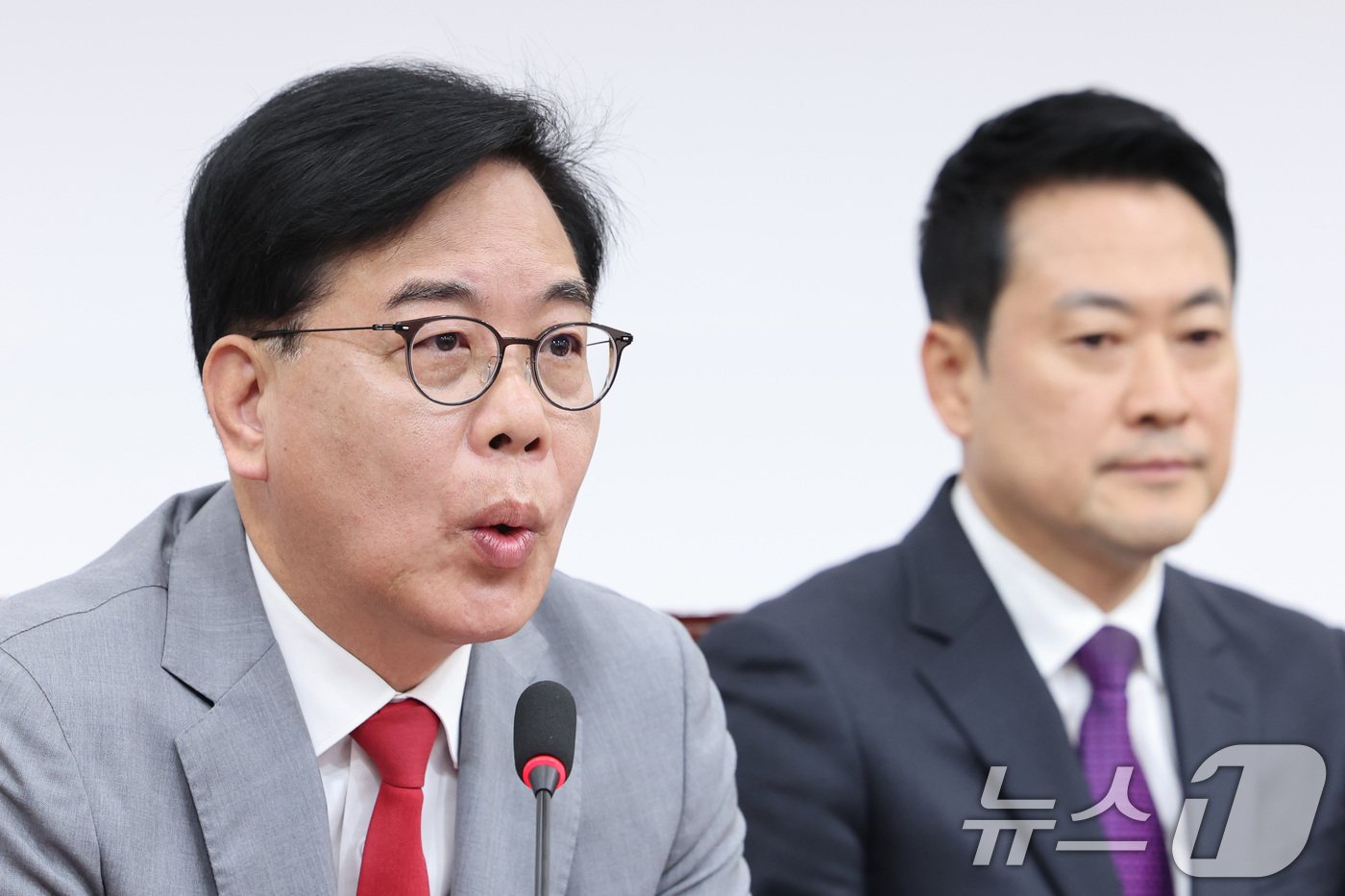 (서울=뉴스1) 신웅수 기자 = 송언석 국민의힘 원내대표가 27일 서울 여의도 국회에서 열린 최고위원회의에서 발언하고 있다. 2026.4.27/뉴스1