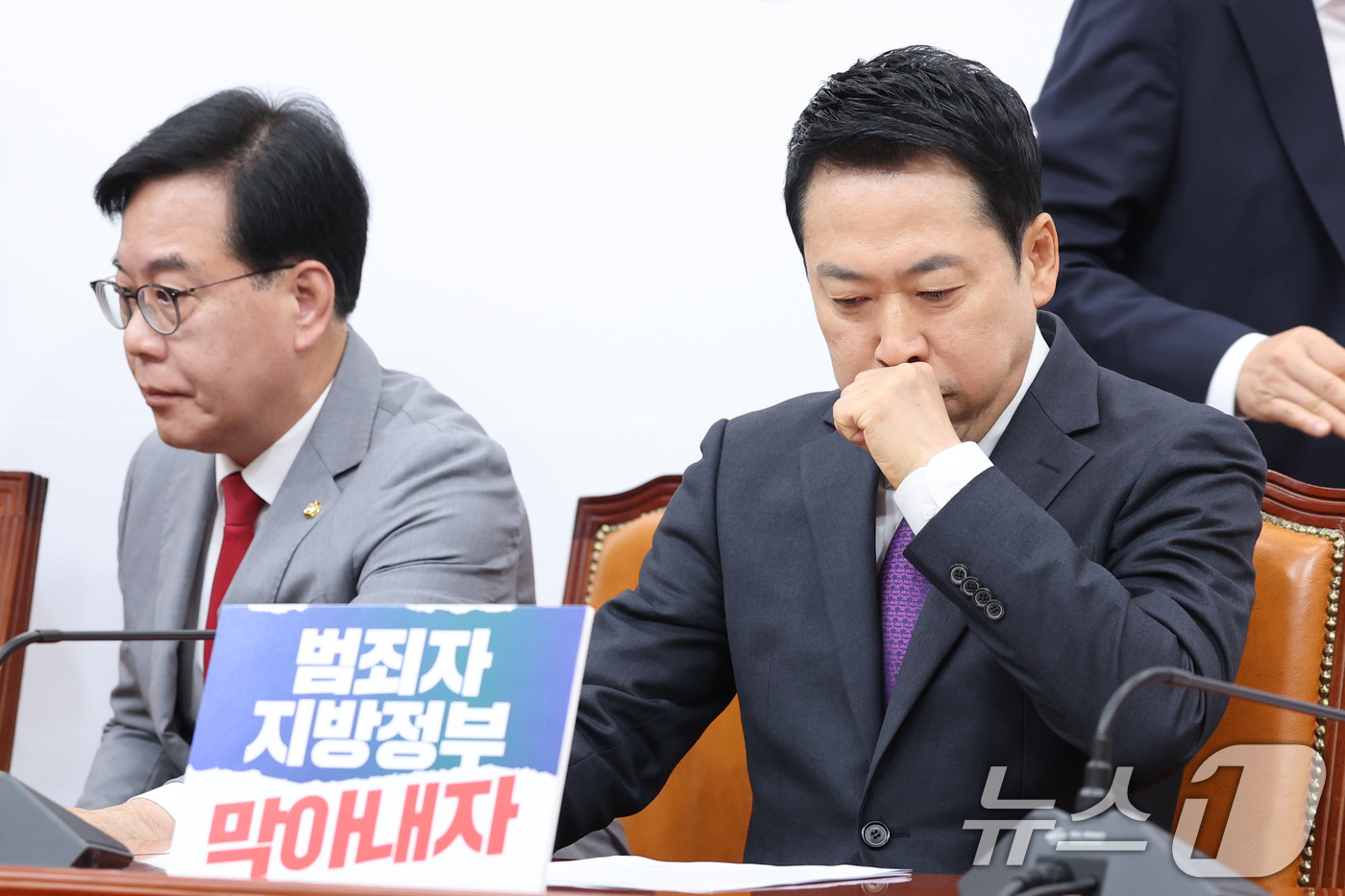 (서울=뉴스1) 신웅수 기자 = 장동혁 국민의힘 대표가 27일 서울 여의도 국회에서 열린 최고위원회의에서 기침을 하고 있다. 2026.4.27/뉴스1