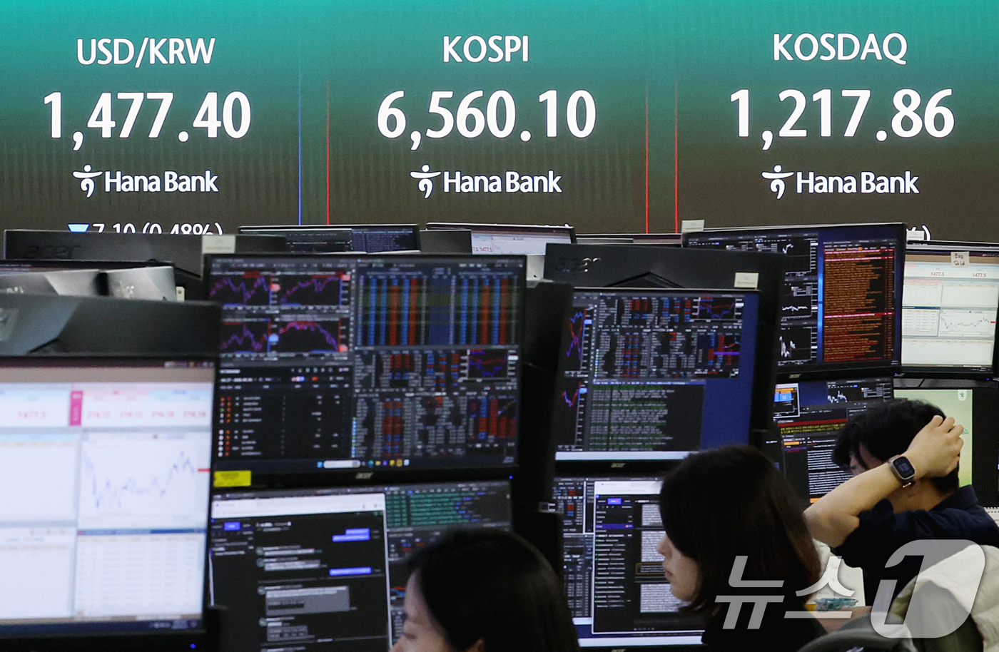 (서울=뉴스1) 조연우 인턴기자 = 코스피 지수가 반도체 업황 호조에 힘입어 상승 흐름을 이어간 27일 오전 서울 중구 하나은행 딜링룸 전광판에 시황이 표시되고 있다. 이날 코스피 …