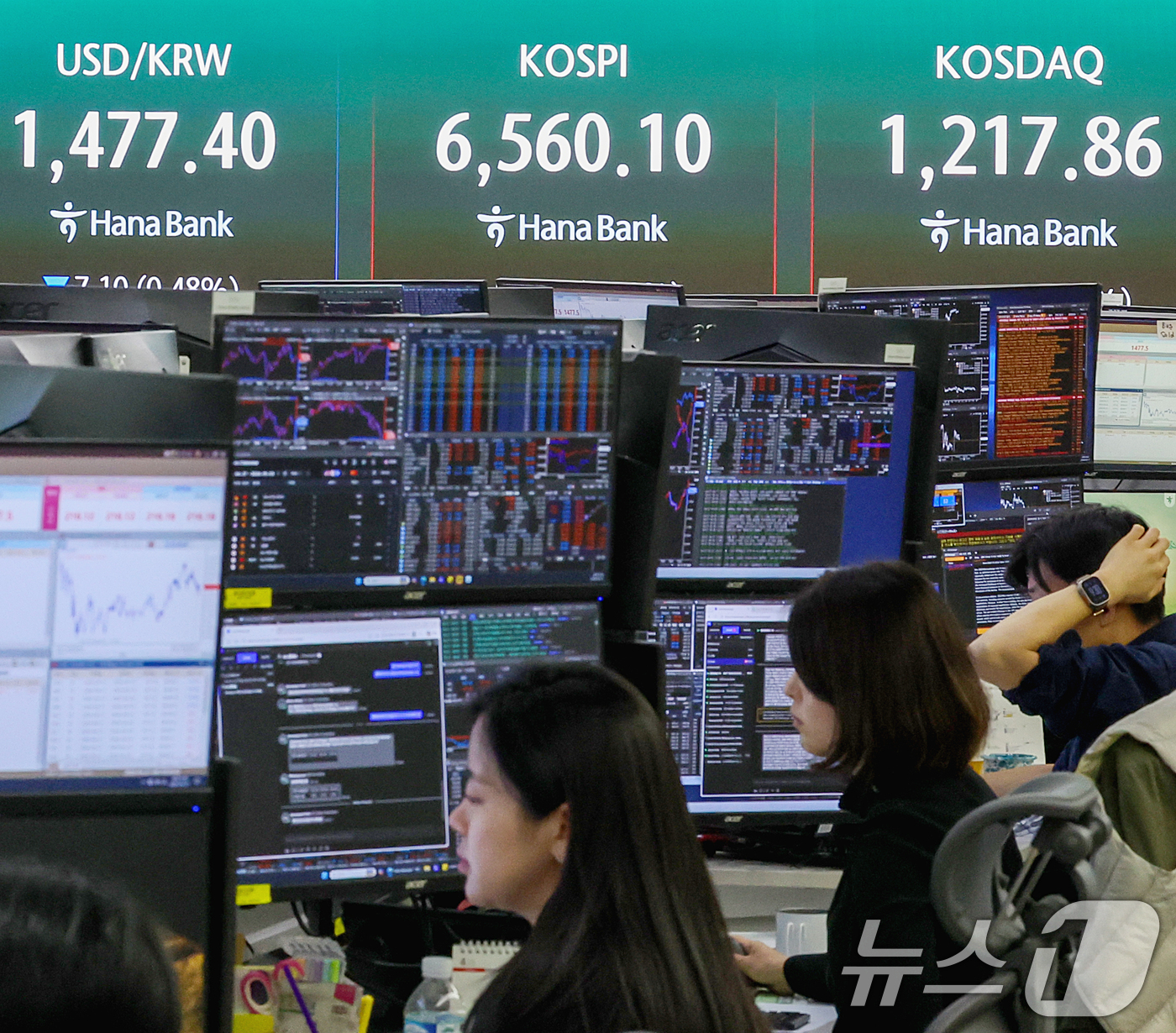 (서울=뉴스1) 조연우 인턴기자 = 코스피 지수가 반도체 업황 호조에 힘입어 상승 흐름을 이어간 27일 오전 서울 중구 하나은행 딜링룸 전광판에 시황이 표시되고 있다. 이날 코스피 …