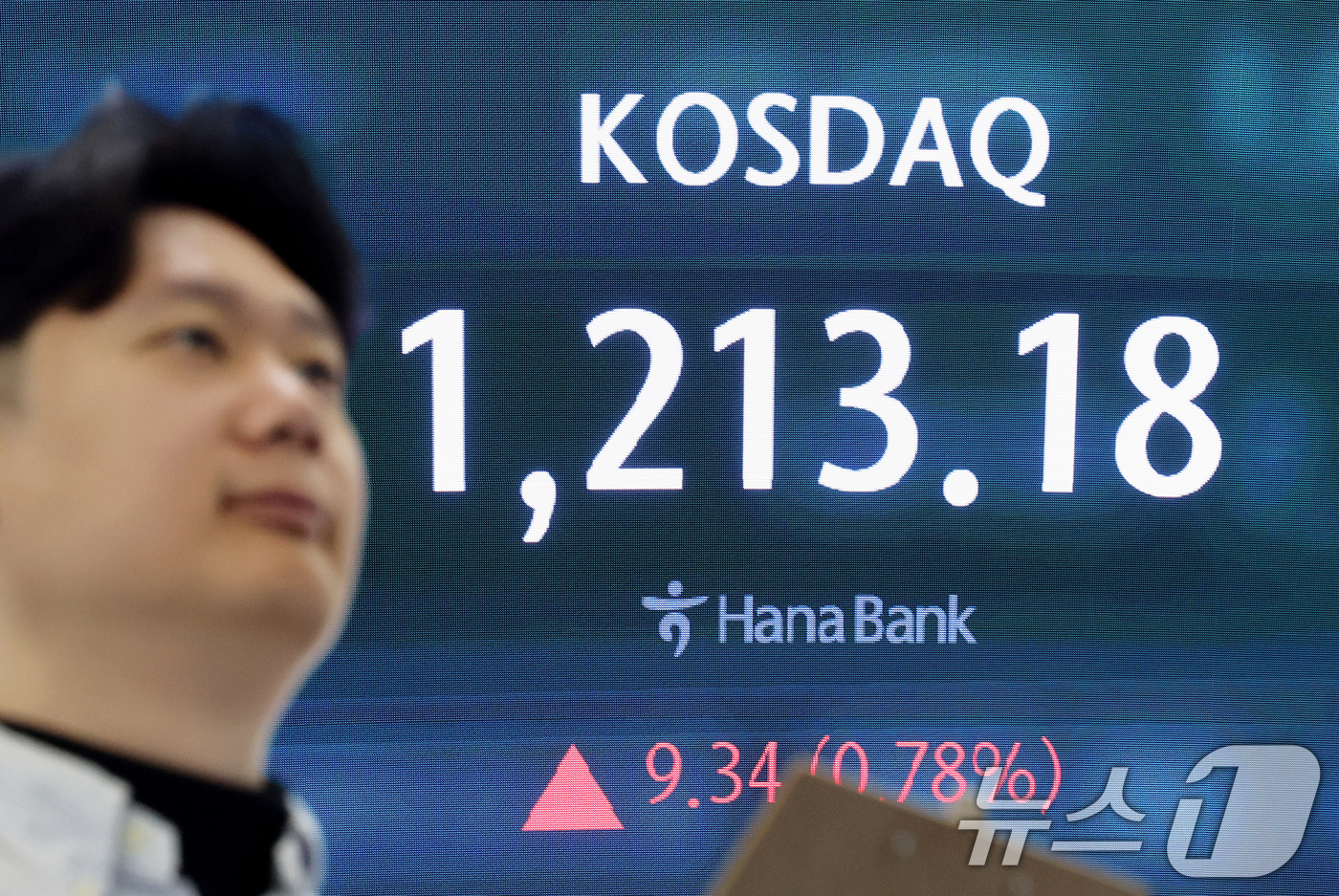 (서울=뉴스1) 조연우 인턴기자 = 코스닥 지수가 26년 만에 최고치를 기록하며 상승 곡선을 그리고 있는 27일 오전 서울 중구 하나은행 딜링룸 전광판에 시황이 표시되고 있다. 이 …