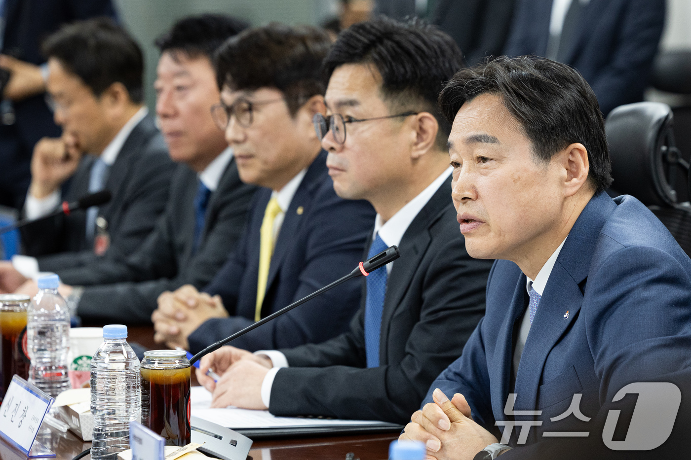 (서울=뉴스1) 유승관 기자 = 이병래 손해보험협회장이 27일 서울 여의도 국회 의원회관에서 차량 5부제 관련 자동차보험료 할인 방안을 발표한 후 취재진 질문에 답하고 있다. 20 …