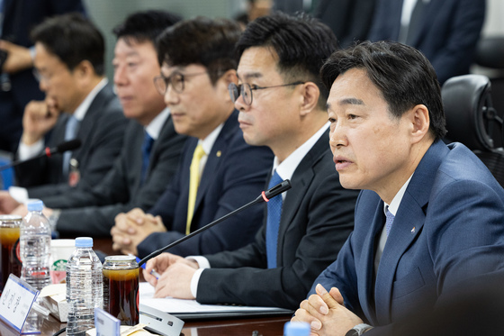 취재진 질문 답하는 이병래 손해보험협회장