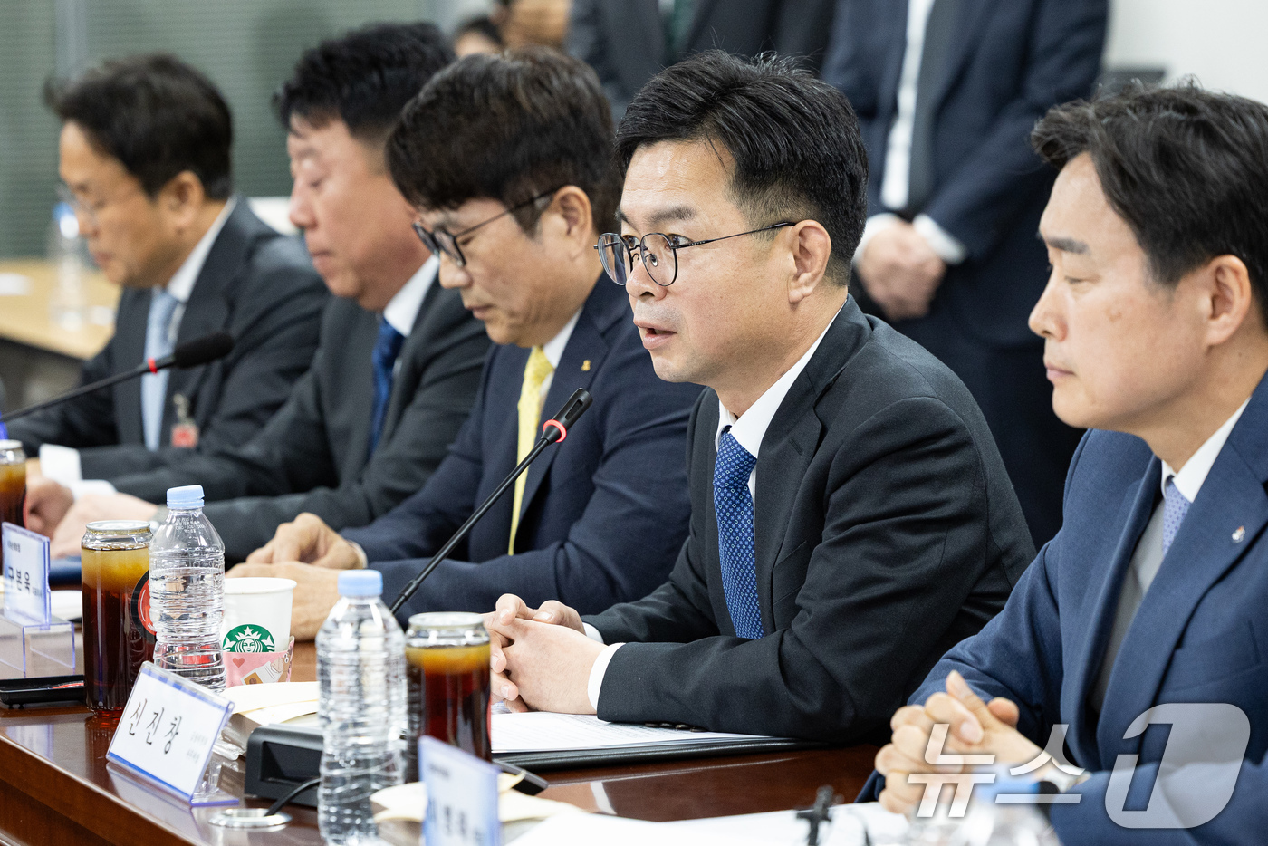 (서울=뉴스1) 유승관 기자 = 신진창 금융위원회 사무처장이 27일 서울 여의도 국회 의원회관에서 손해보험 업계와 차량 5부제 관련 자동차보험료 할인 방안을 발표한 후 취재진 질문 …