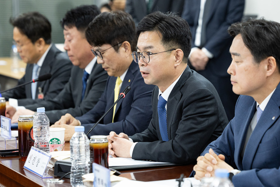 질문 답하는 신진창 금융위 사무처장