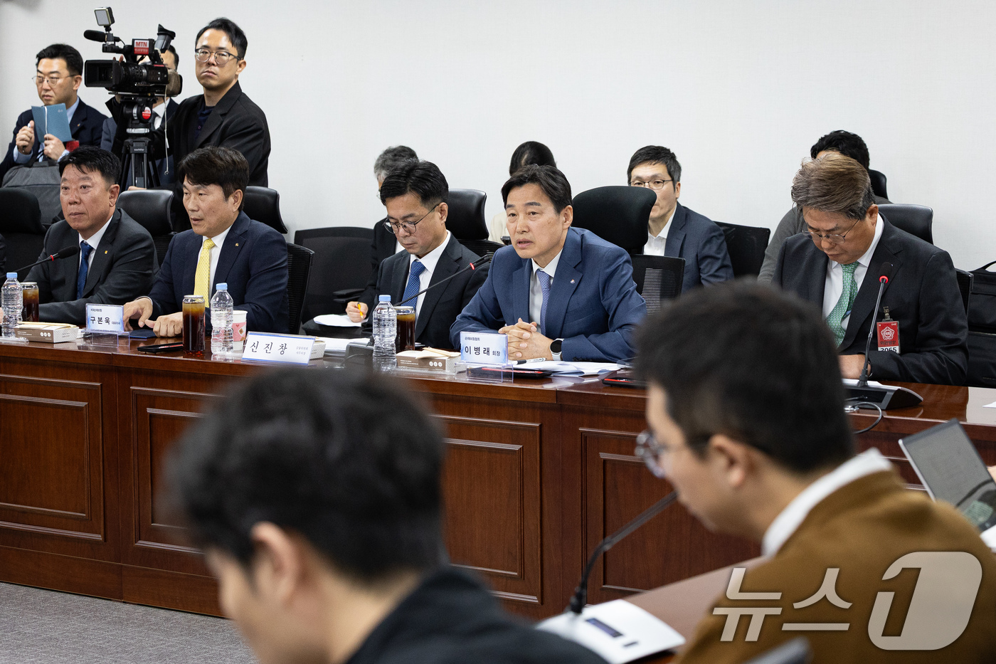 (서울=뉴스1) 유승관 기자 = 이병래 손해보험협회장이 27일 서울 여의도 국회 의원회관에서 차량 5부제 관련 자동차보험료 할인 방안을 발표한 후 취재진 질문에 답하고 있다. 20 …