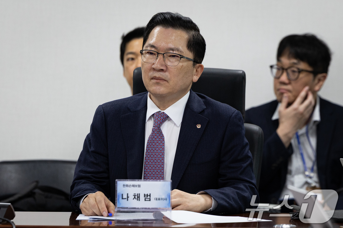 (서울=뉴스1) 유승관 기자 = 나채범 한화손해보험 대표이사가 27일 서울 여의도 국회 의원회관에서 이병래 손해보험협회장의 차량 5부제 관련 자동차보험료 할인 방안 발표를 경청하고 …