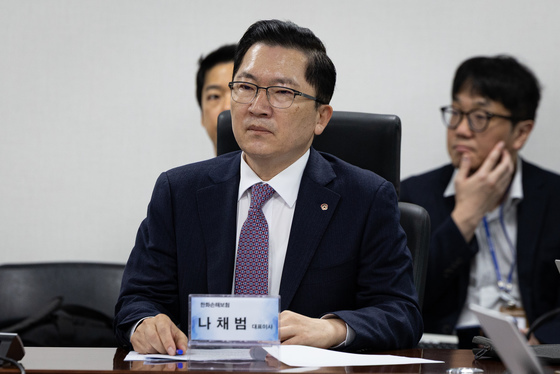 경청하는 나채범 한화손해보험 대표이사