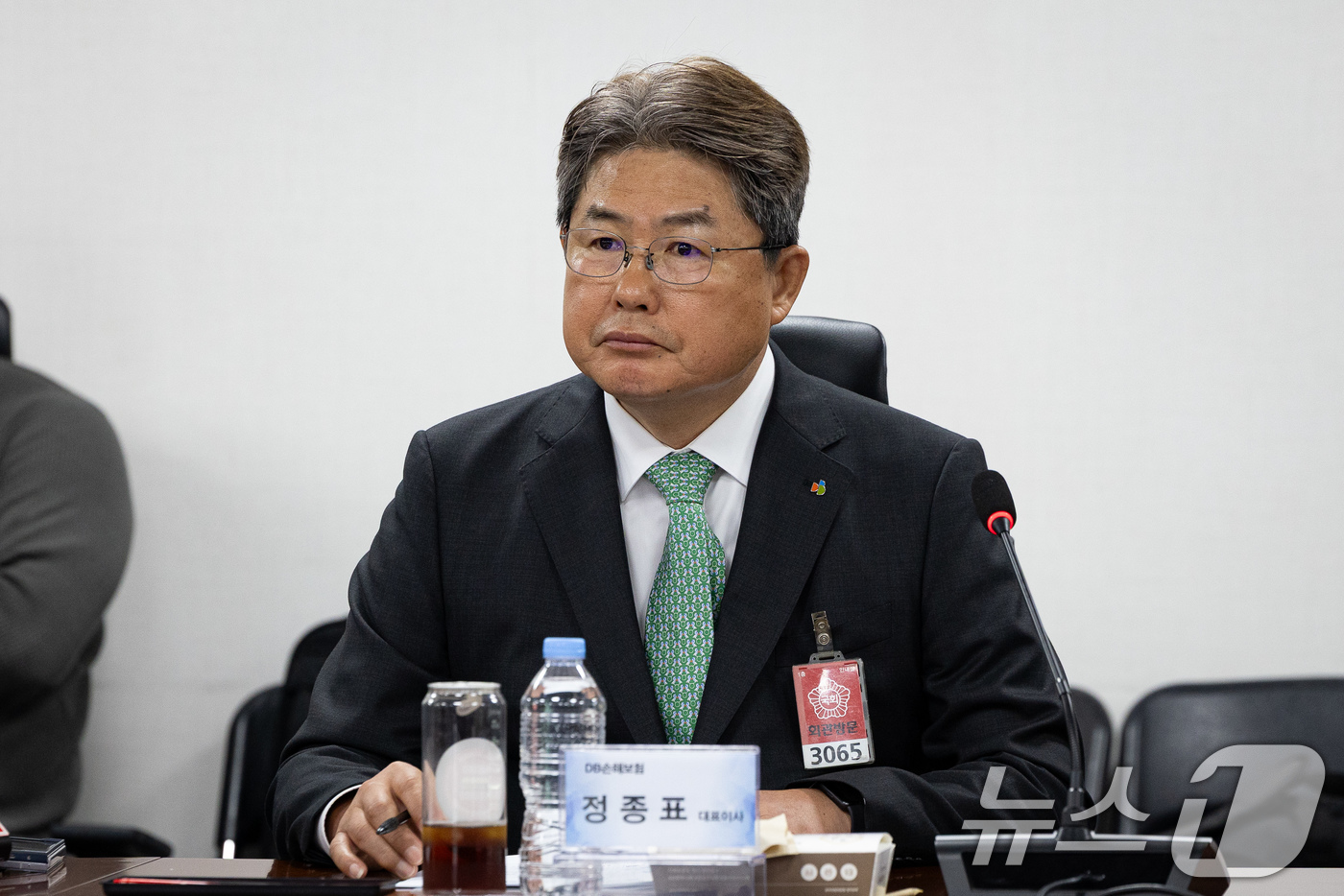 (서울=뉴스1) 유승관 기자 = 정종표 DB손해보험 대표이사가 27일 서울 여의도 국회 의원회관에서 이병래 손해보험협회장의 차량 5부제 관련 자동차보험료 할인 방안 발표를 경청하고 …