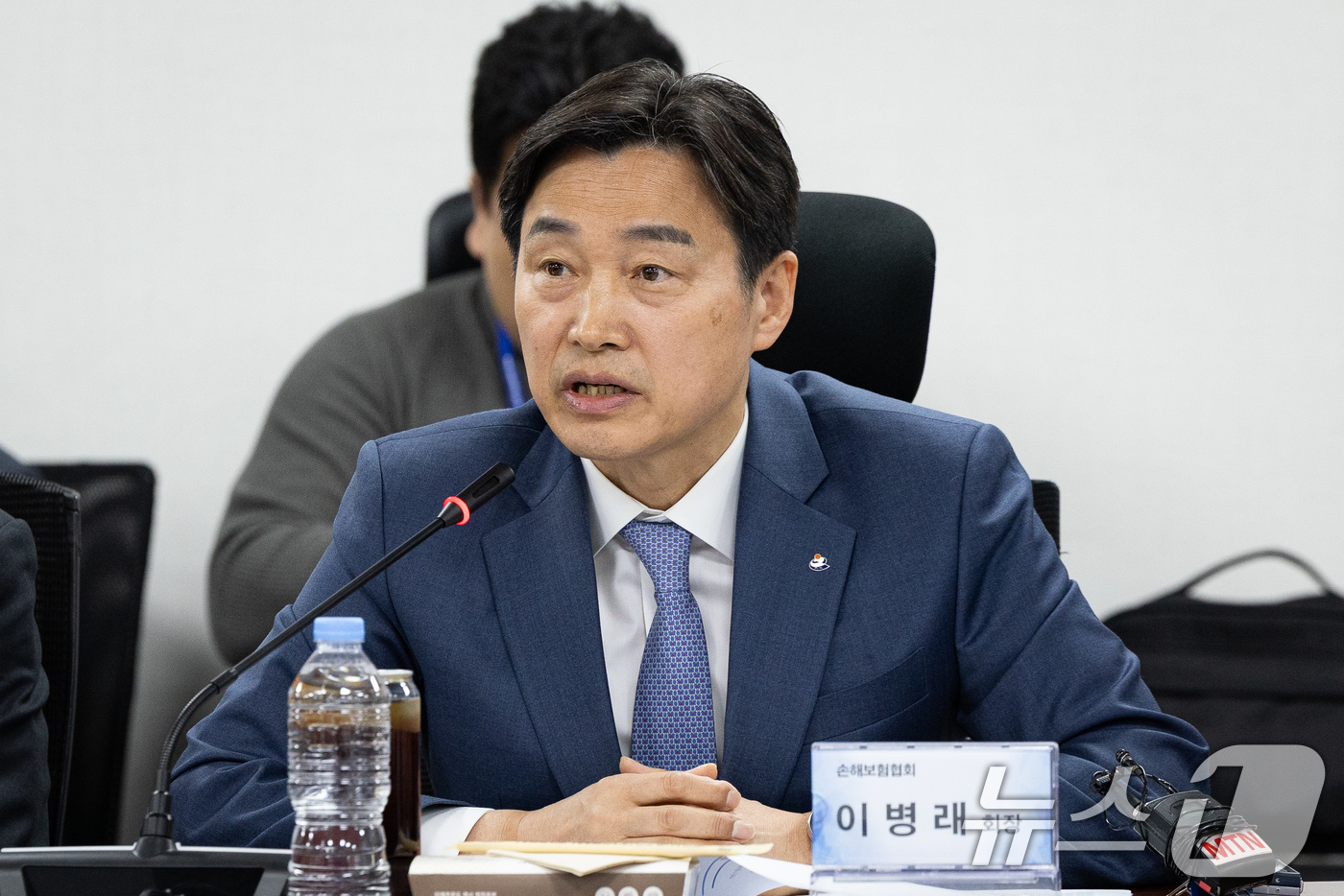 (서울=뉴스1) 유승관 기자 = 이병래 손해보험협회장이 27일 서울 여의도 국회 의원회관에서 차량 5부제 관련 자동차보험료 할인 방안을 발표하고 있다. 2026.4.27/뉴스1