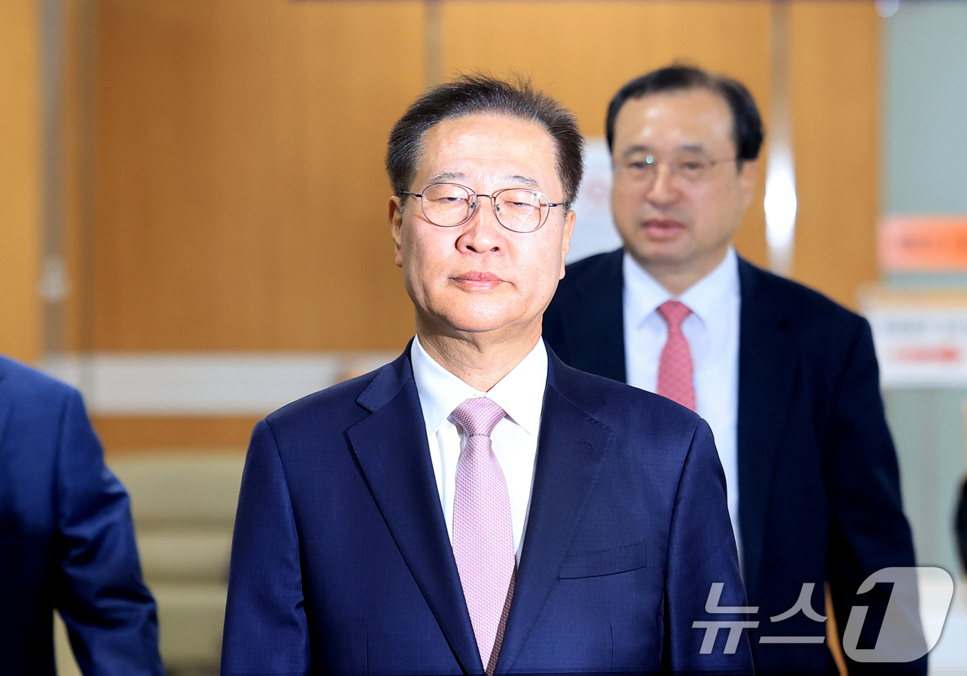 (서울=뉴스1) 이호윤 기자 = 12·3 비상계엄 사태 가담과 김건희 여사 관련 수사를 무마하려 한 혐의로 기소된 박성재 전 법무부 장관이 27일 서울 서초동 서울중앙지방법원에서 …