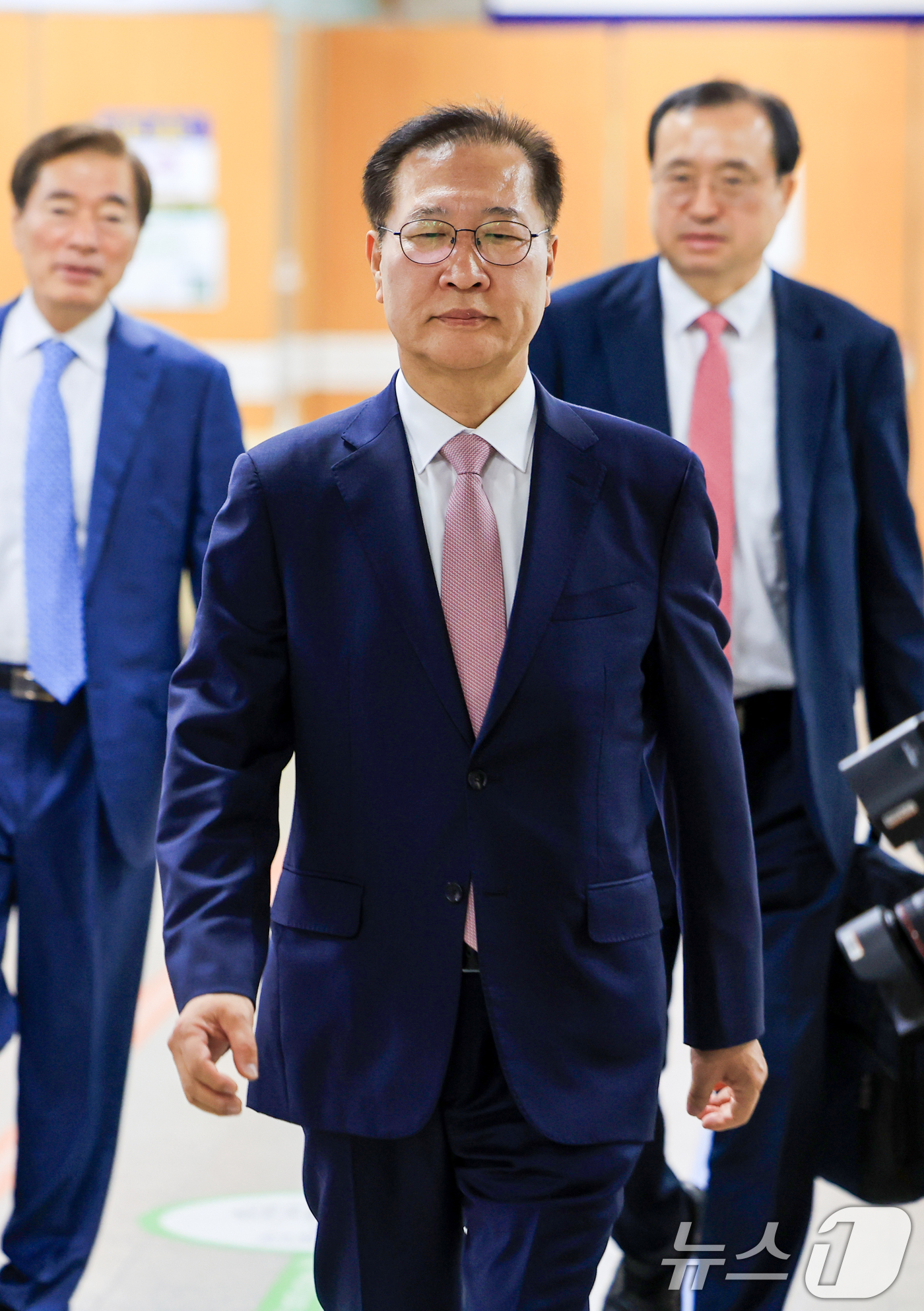 (서울=뉴스1) 이호윤 기자 = 12·3 비상계엄 사태 가담과 김건희 여사 관련 수사를 무마하려 한 혐의로 기소된 박성재 전 법무부 장관이 27일 서울 서초동 서울중앙지방법원에서 …