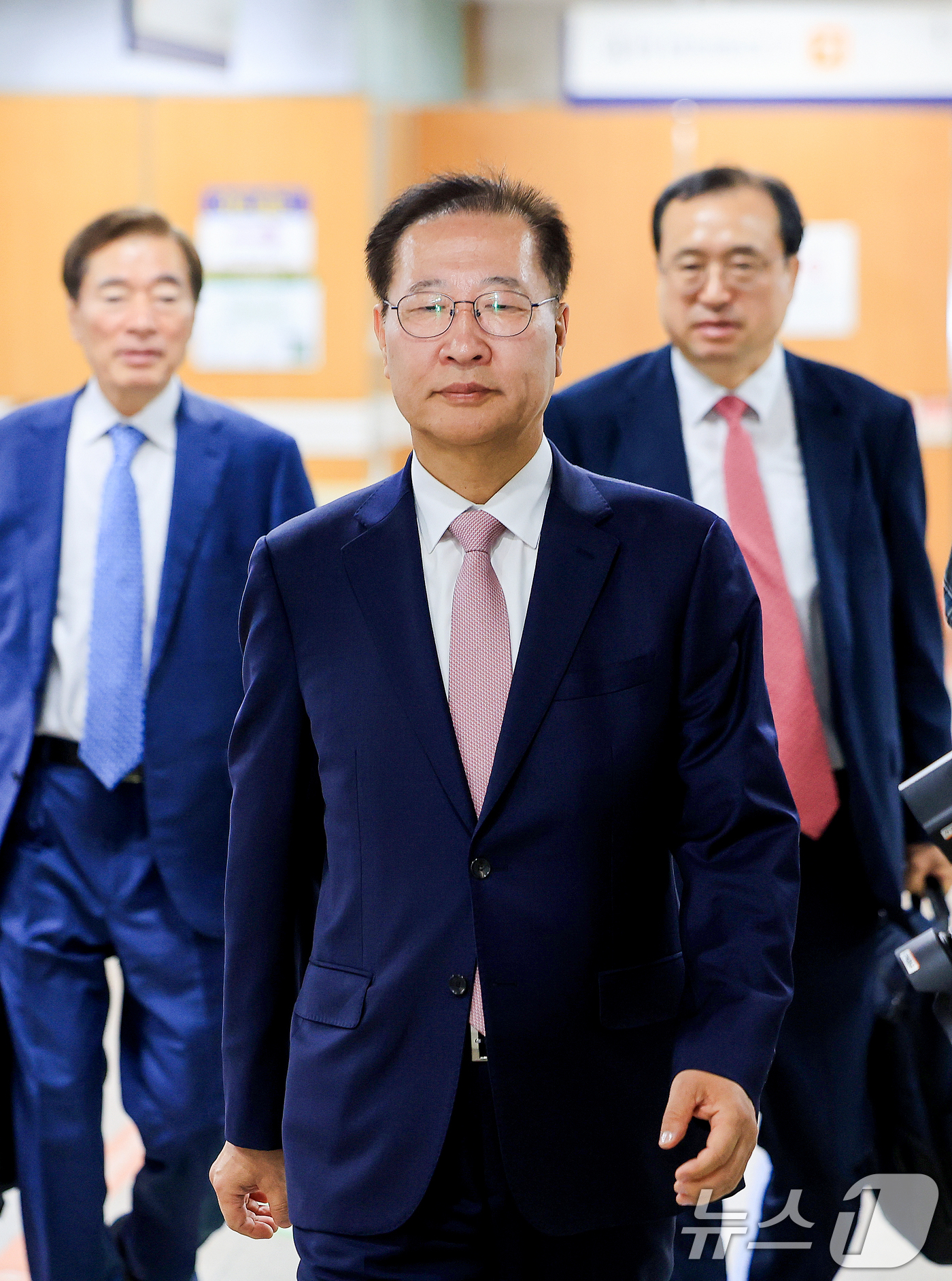 (서울=뉴스1) 이호윤 기자 = 12·3 비상계엄 사태 가담과 김건희 여사 관련 수사를 무마하려 한 혐의로 기소된 박성재 전 법무부 장관이 27일 서울 서초동 서울중앙지방법원에서 …