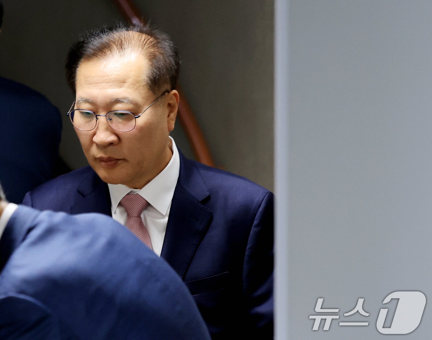 본문 이미지 - 12·3 비상계엄 사태 가담과 김건희 여사 관련 수사를 무마하려 한 혐의로 기소된 박성재 전 법무부 장관이 27일 서울 서초동 서울중앙지방법원에서 열리는 내란 가담·수사 무마 의혹 결심 공판에 출석하고 있다. 2026.4.27 ⓒ 뉴스1 이호윤 기자