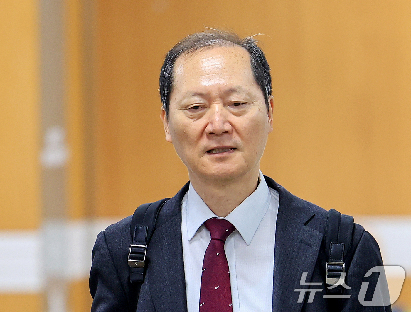 (서울=뉴스1) 이호윤 기자 = 이완규 전 법제처장이 27일 서울 서초동 서울중앙지방법원에서 열리는 내란 가담·수사 무마 의혹 결심 공판에 출석하고 있다.  2026.4.27/뉴스 …