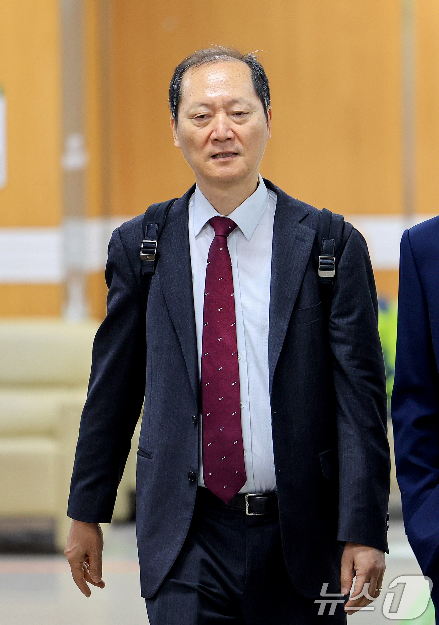 (서울=뉴스1) 이호윤 기자 = 이완규 전 법제처장이 27일 서울 서초동 서울중앙지방법원에서 열리는 내란 가담·수사 무마 의혹 결심 공판에 출석하고 있다.  2026.4.27/뉴스 …