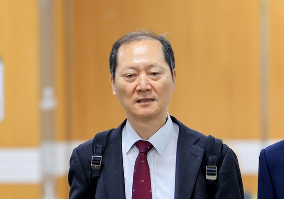 법원 들어서는 이완규 전 법제처장