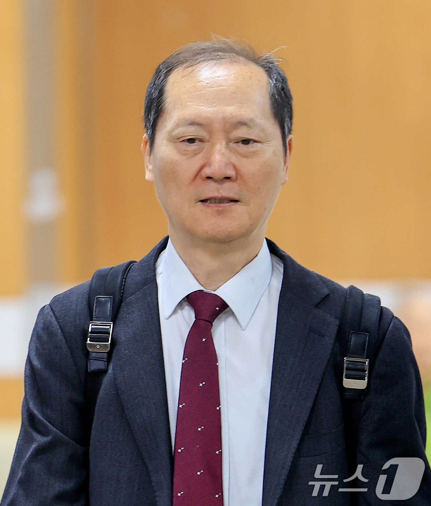 (서울=뉴스1) 이호윤 기자 = 이완규 전 법제처장이 27일 서울 서초동 서울중앙지방법원에서 열리는 내란 가담·수사 무마 의혹 결심 공판에 출석하고 있다. 2026.4.27/뉴스1 …