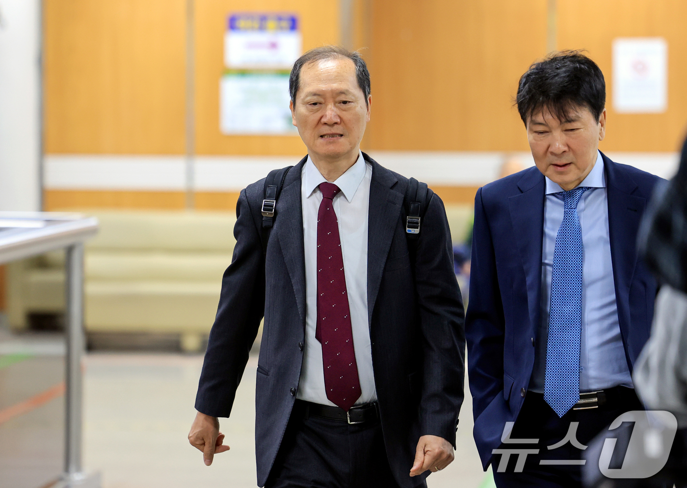 (서울=뉴스1) 이호윤 기자 = 이완규 전 법제처장이 27일 서울 서초동 서울중앙지방법원에서 열리는 내란 가담·수사 무마 의혹 결심 공판에 출석하고 있다. 2026.4.27/뉴스1 …