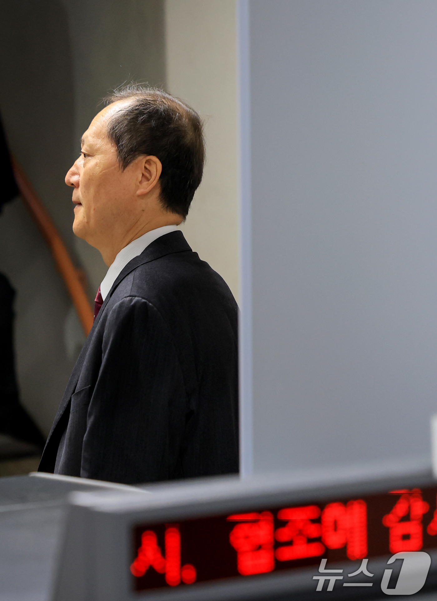 (서울=뉴스1) 이호윤 기자 = 이완규 전 법제처장이 27일 서울 서초동 서울중앙지방법원에서 열리는 내란 가담·수사 무마 의혹 결심 공판에 출석하고 있다. 2026.4.27/뉴스1 …