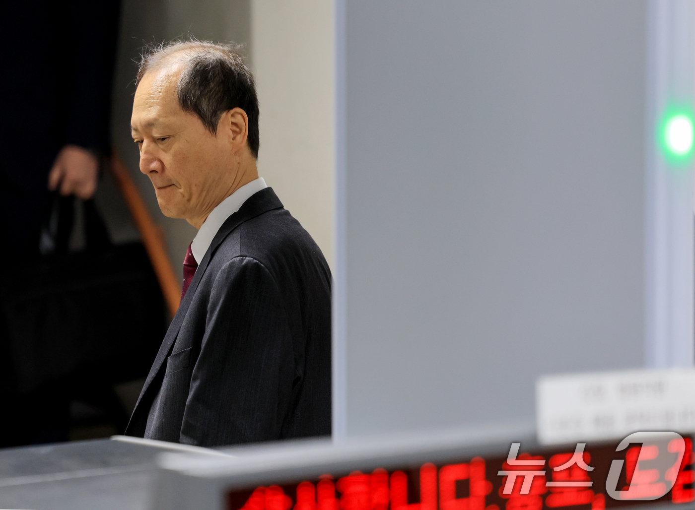 (서울=뉴스1) 이호윤 기자 = 이완규 전 법제처장이 27일 서울 서초동 서울중앙지방법원에서 열리는 내란 가담·수사 무마 의혹 결심 공판에 출석하고 있다. 2026.4.27/뉴스1 …