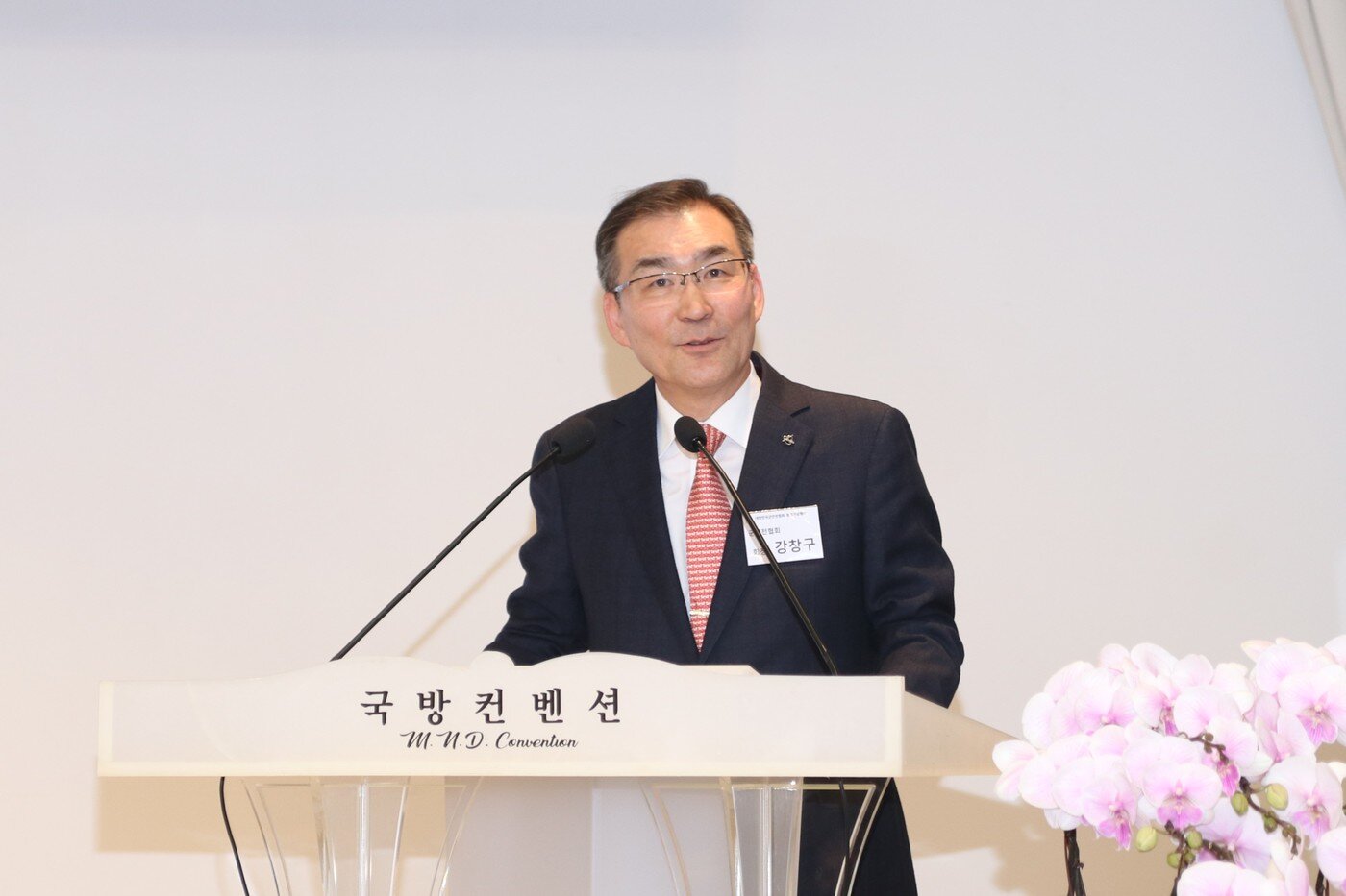 본문 이미지 - 강창구 (사)군안전협회 회장이 지난 2월 4일 열린 창립기념행사에서 환영사를 하고 있다. (군안전협회 제공)