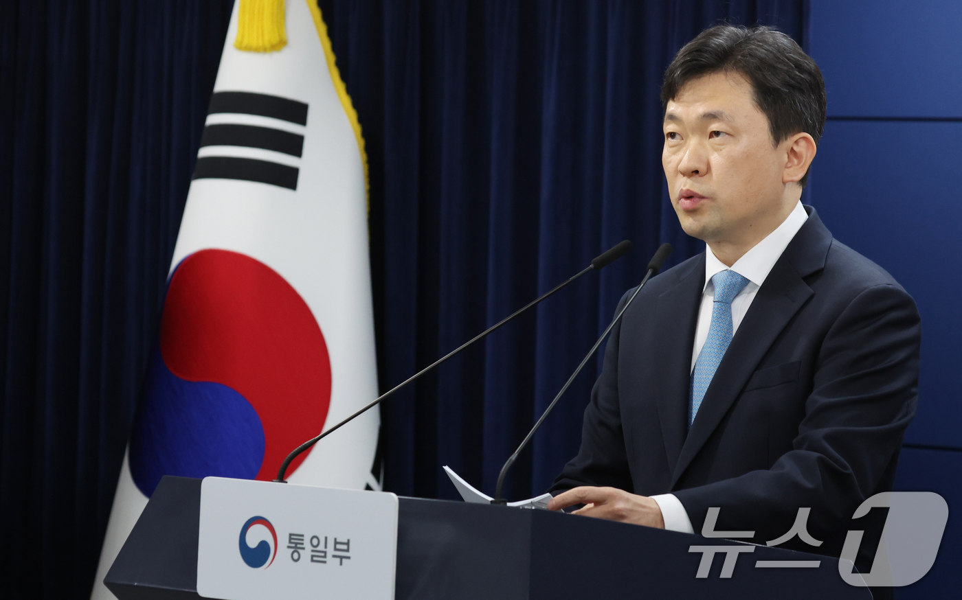 (서울=뉴스1) 김명섭 기자 = 윤민호 통일부 대변인이 27일 서울 종로구 세종대로 정부서울청사에서 정례브리핑을 하고 있다.  2026.4.27/뉴스1