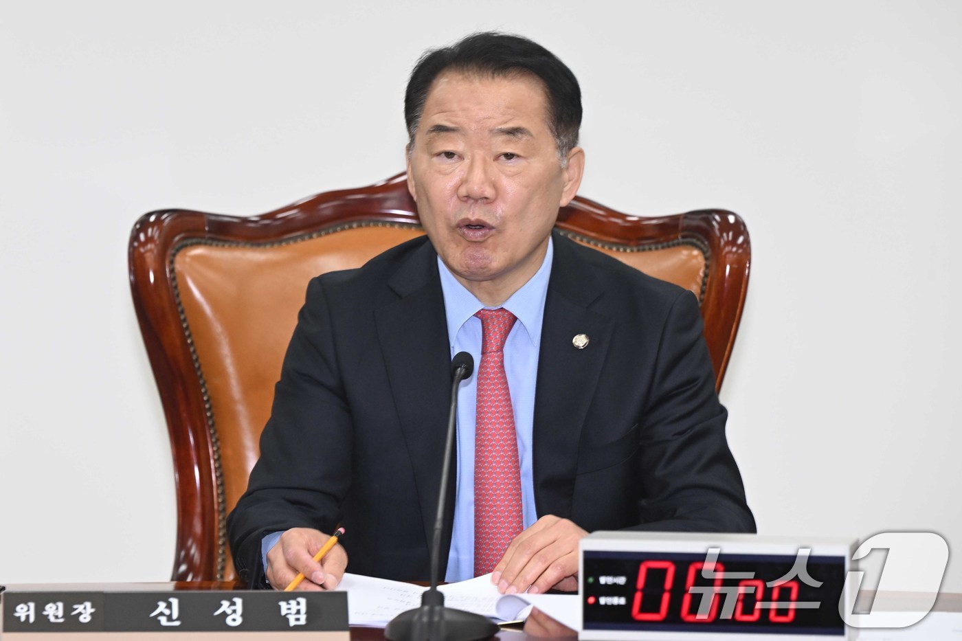 (서울=뉴스1) 국회사진기자단 = 신성범 국회 정보위원회 위원장이 27일 서울 여의도 국회에서 국민의힘 주도로 열린 정보위원회 전체회의에서 발언하고 있다. 2026.4.27/뉴스1 …