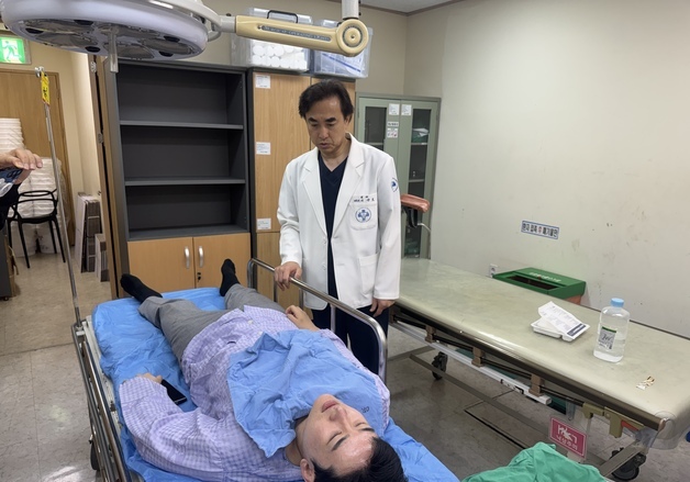 부산시장 출근길 인사 중 '커피 공격'…정이한 후보 병원 이송